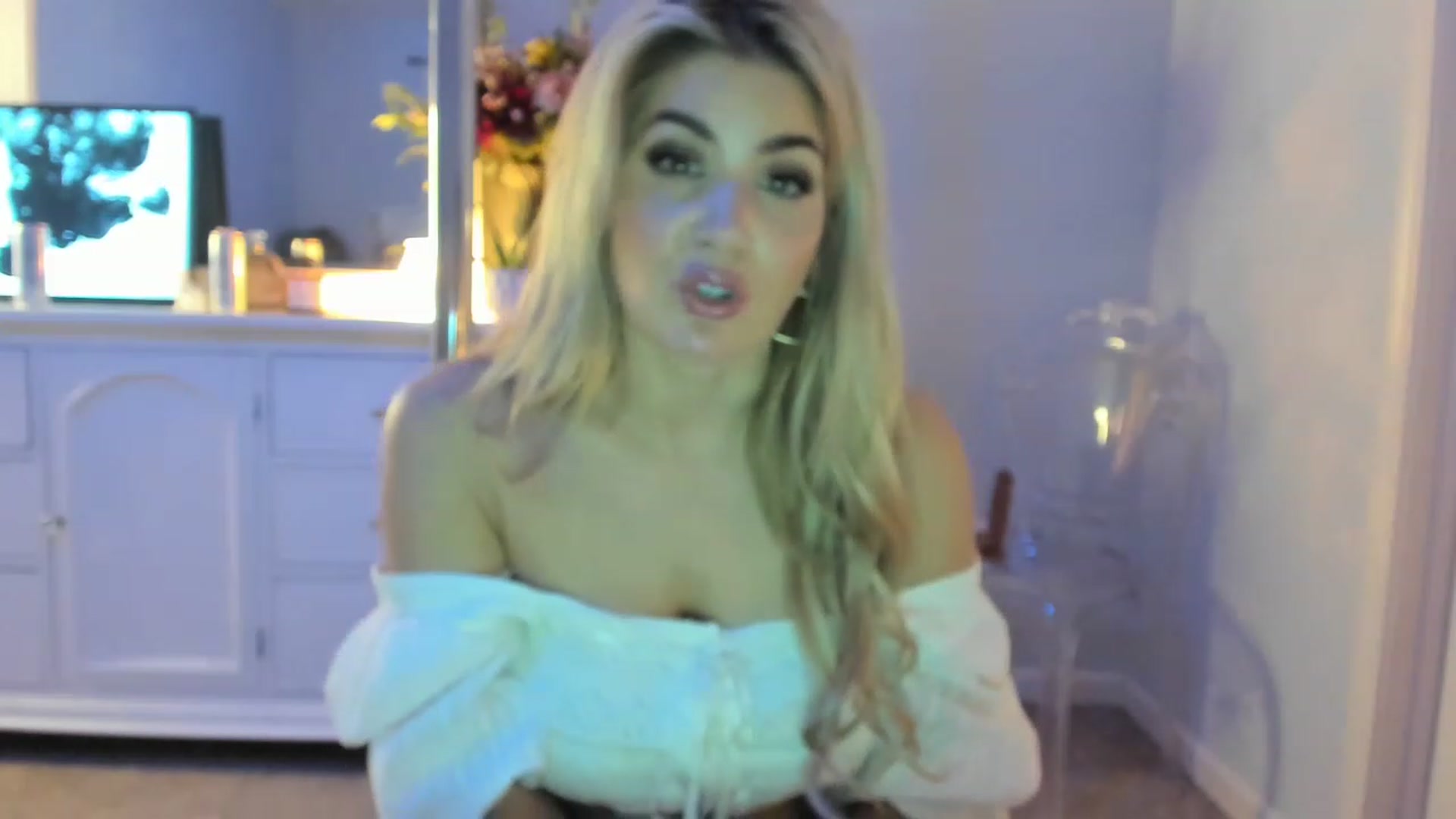 Gallery image thumbnail from MsMarilyn's myfreecams stream on, 12/19/2022, 23:43 image 5 of 20