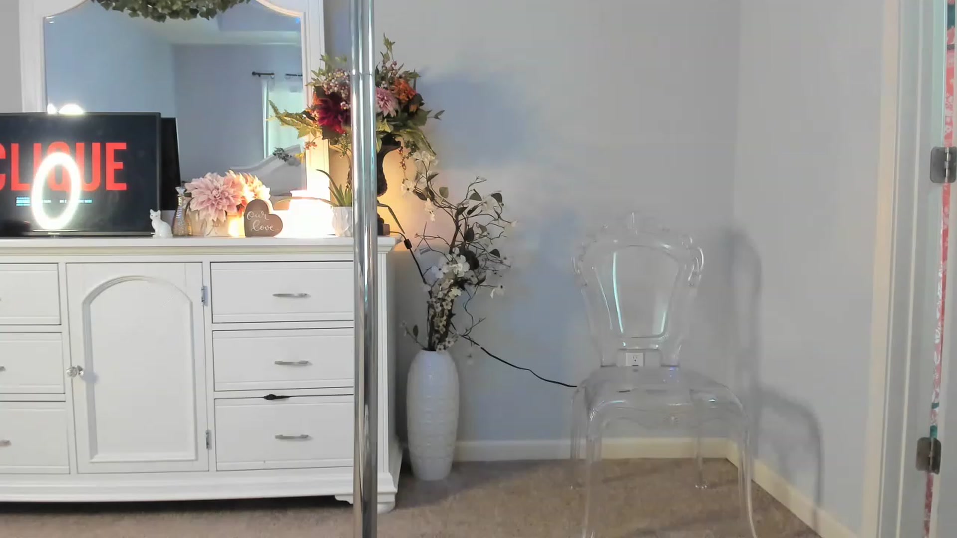 Gallery image thumbnail from MsMarilyn's myfreecams stream on, 12/27/2022, 19:17 image 10 of 20