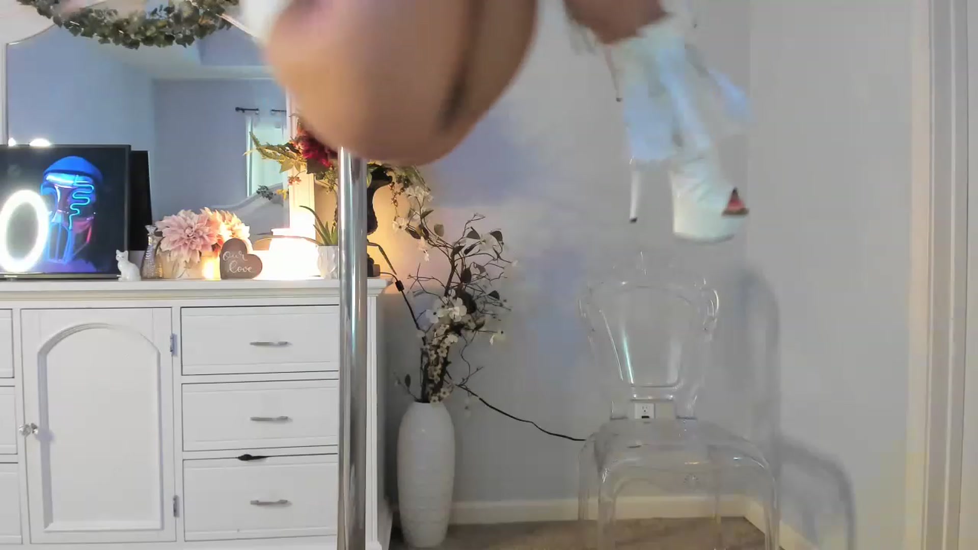 Gallery image thumbnail from MsMarilyn's myfreecams stream on, 12/27/2022, 19:17 image 9 of 20