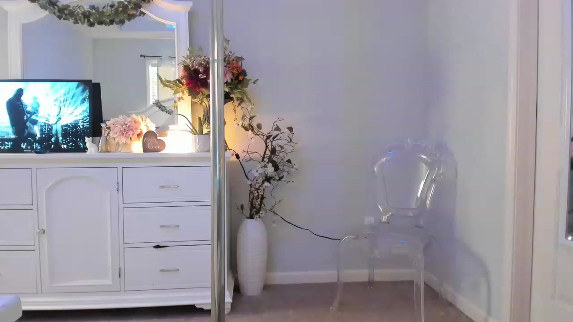 Gallery image thumbnail from MsMarilyn's myfreecams stream on, 12/27/2022, 23:02 image 6 of 20