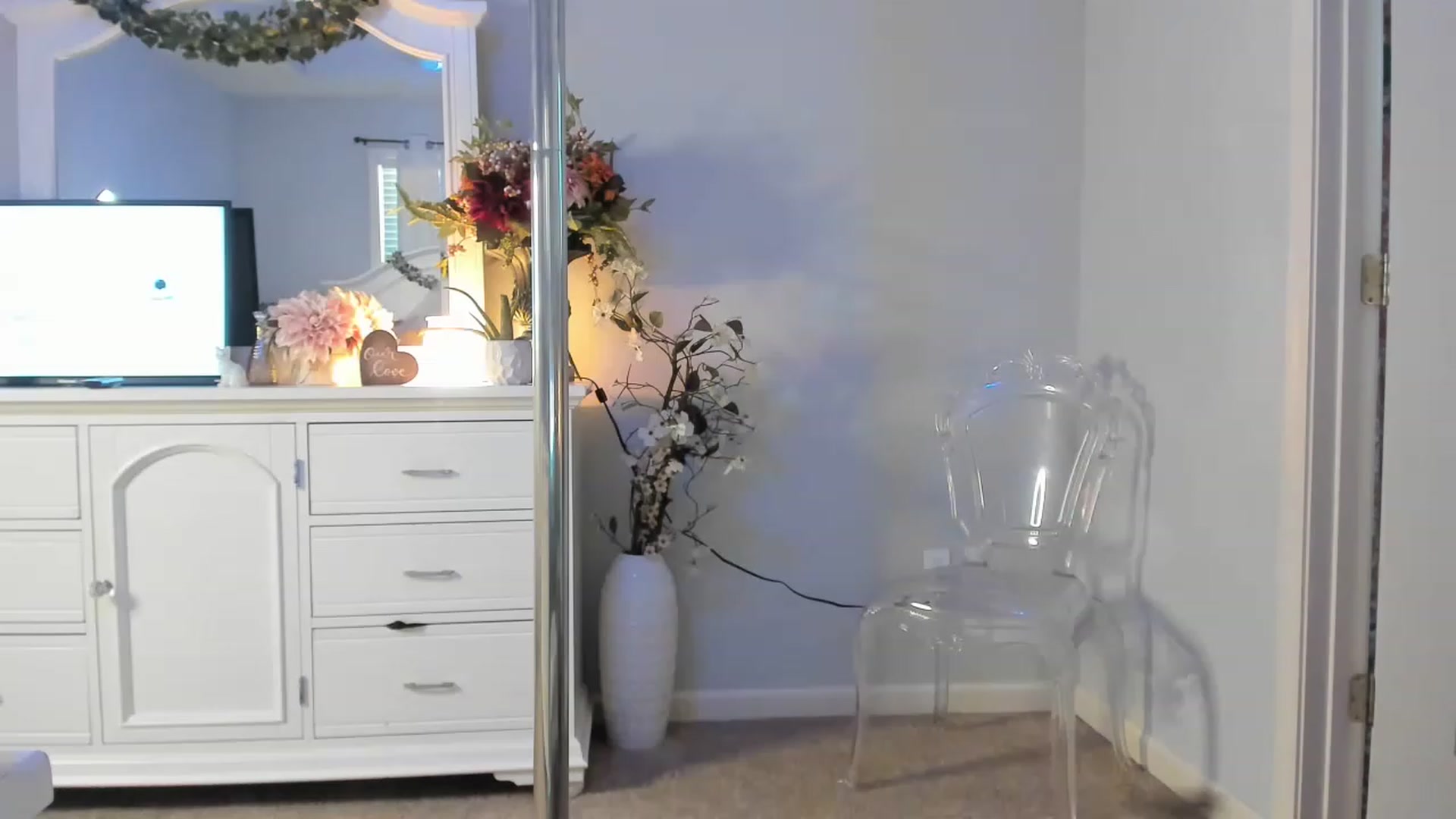 Gallery image thumbnail from MsMarilyn's myfreecams stream on, 12/27/2022, 23:02 image 9 of 20