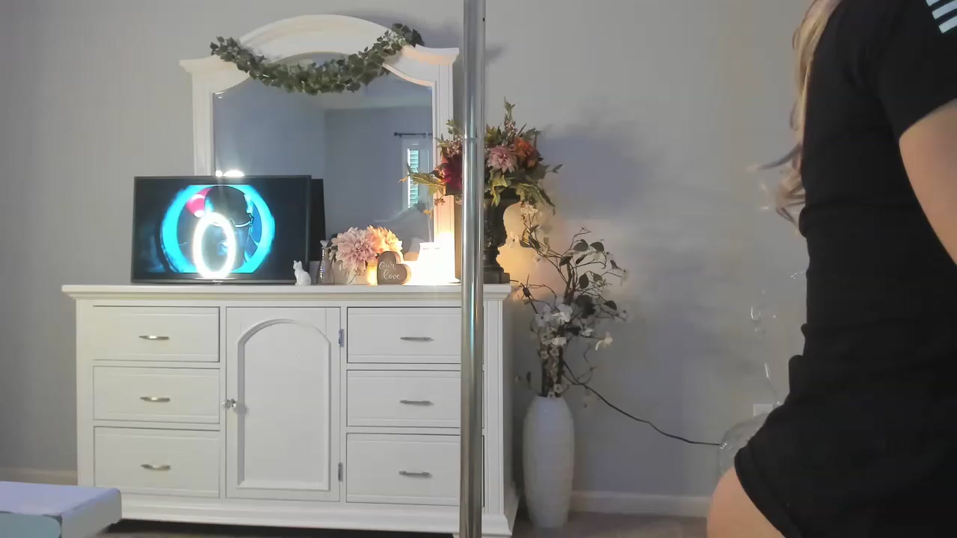 Gallery image thumbnail from MsMarilyn's myfreecams stream on, 12/29/2022, 20:32 image 14 of 20