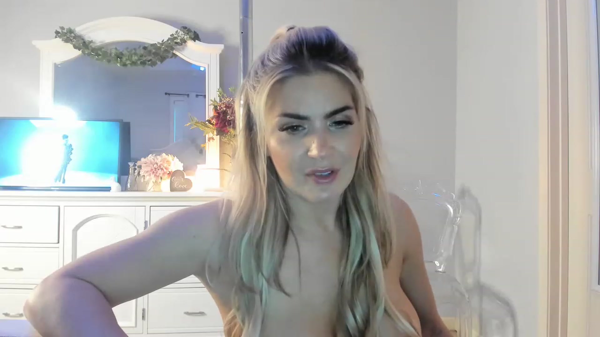 Gallery image thumbnail from MsMarilyn's myfreecams stream on, 12/30/2022, 23:17 image 16 of 20