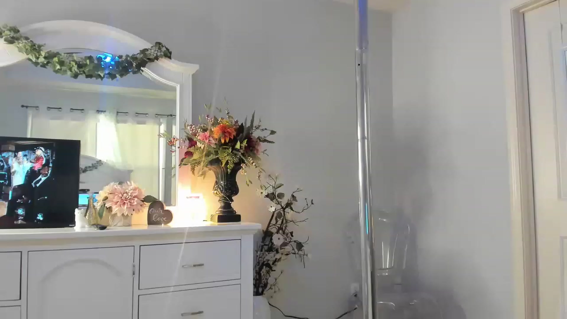 Gallery image thumbnail from MsMarilyn's myfreecams stream on, 01/09/2023, 22:43 image 4 of 20