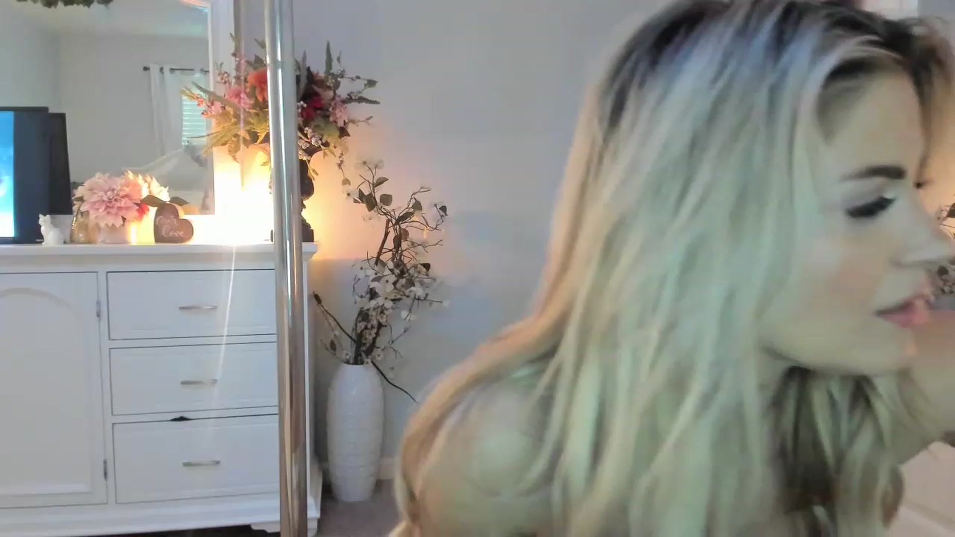 Gallery image thumbnail from MsMarilyn's myfreecams stream on, 01/12/2023, 19:54 image 19 of 20