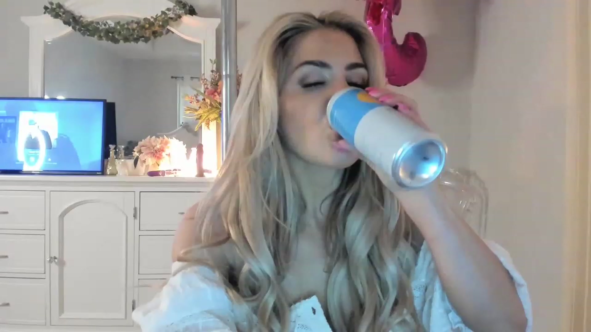 Gallery image thumbnail from MsMarilyn's myfreecams stream on, 01/20/2023, 21:07 image 10 of 20