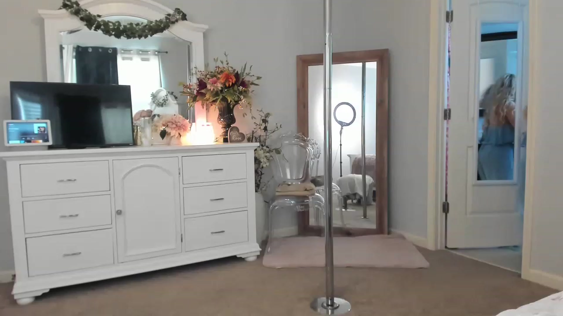 Gallery image thumbnail from MsMarilyn's myfreecams stream on, 02/22/2023, 20:58 image 8 of 20