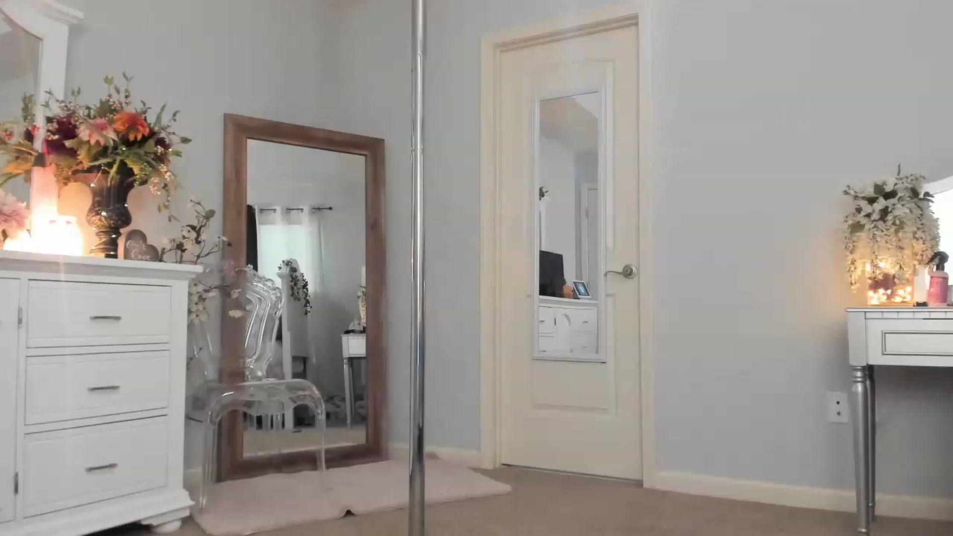 Gallery image thumbnail from MsMarilyn's myfreecams stream on, 02/22/2023, 22:10 image 10 of 20