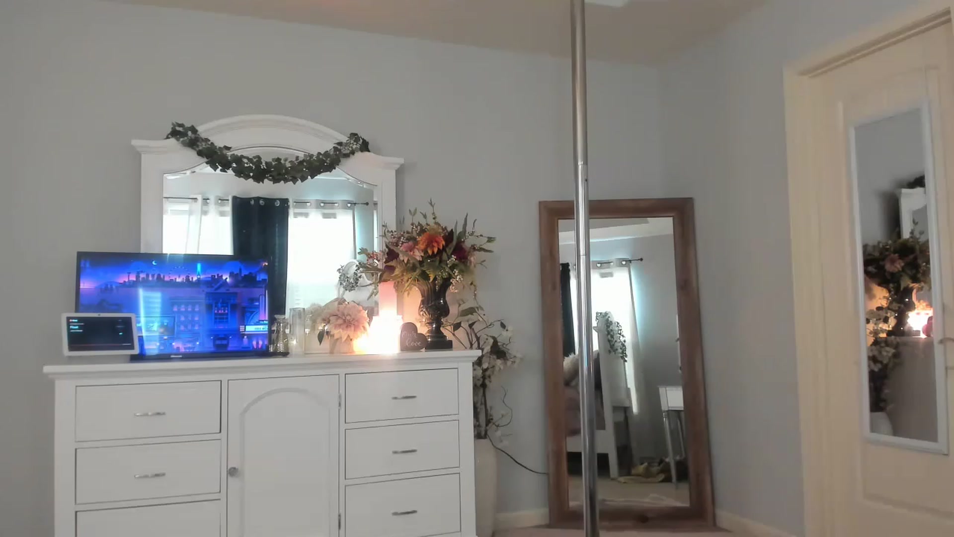 Gallery image thumbnail from MsMarilyn's myfreecams stream on, 02/28/2023, 19:45 image 20 of 20
