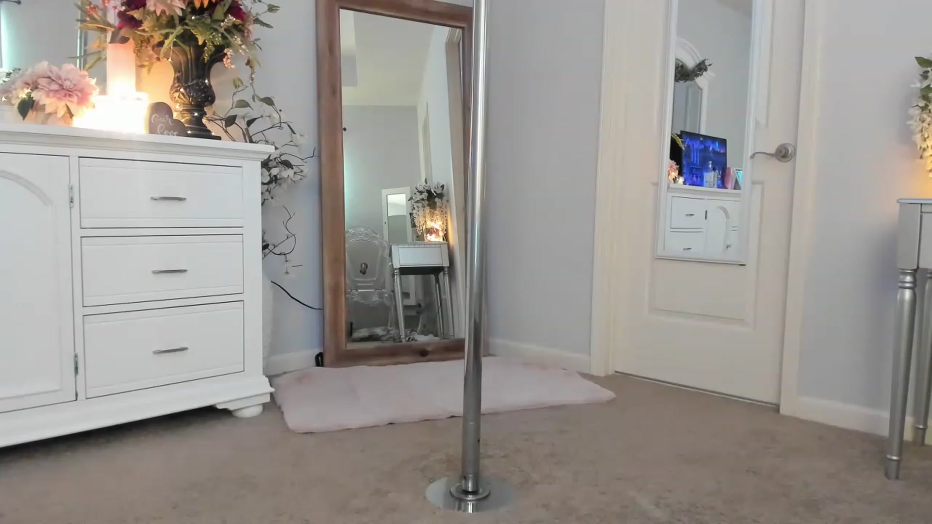 Gallery image thumbnail from MsMarilyn's myfreecams stream on, 03/01/2023, 20:46 image 20 of 20