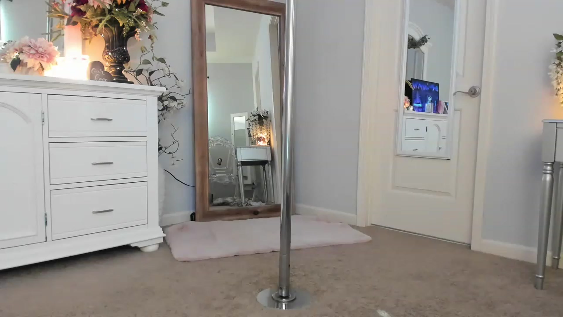 Gallery image thumbnail from MsMarilyn's myfreecams stream on, 03/01/2023, 20:46 image 19 of 20