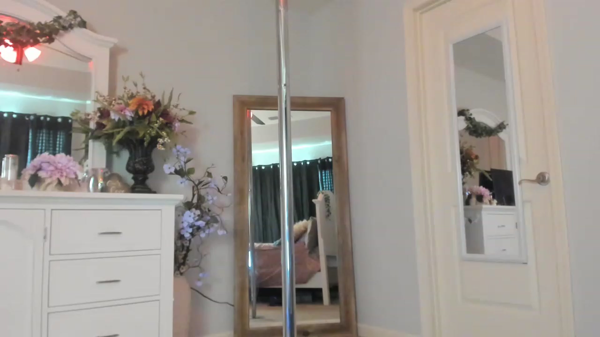 Gallery image thumbnail from MsMarilyn's myfreecams stream on, 03/04/2023, 21:39 image 15 of 20