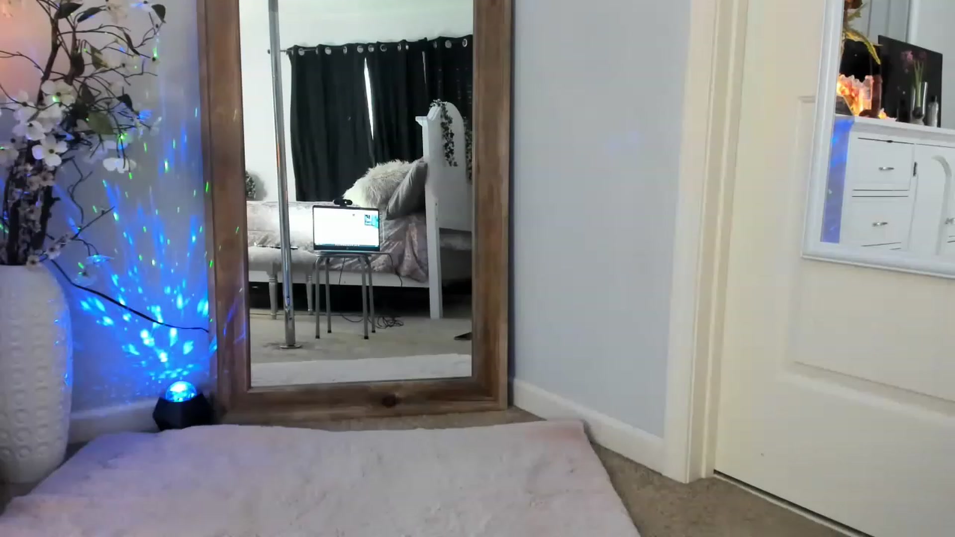 Gallery image thumbnail from MsMarilyn's myfreecams stream on, 03/14/2023, 17:33 image 8 of 20