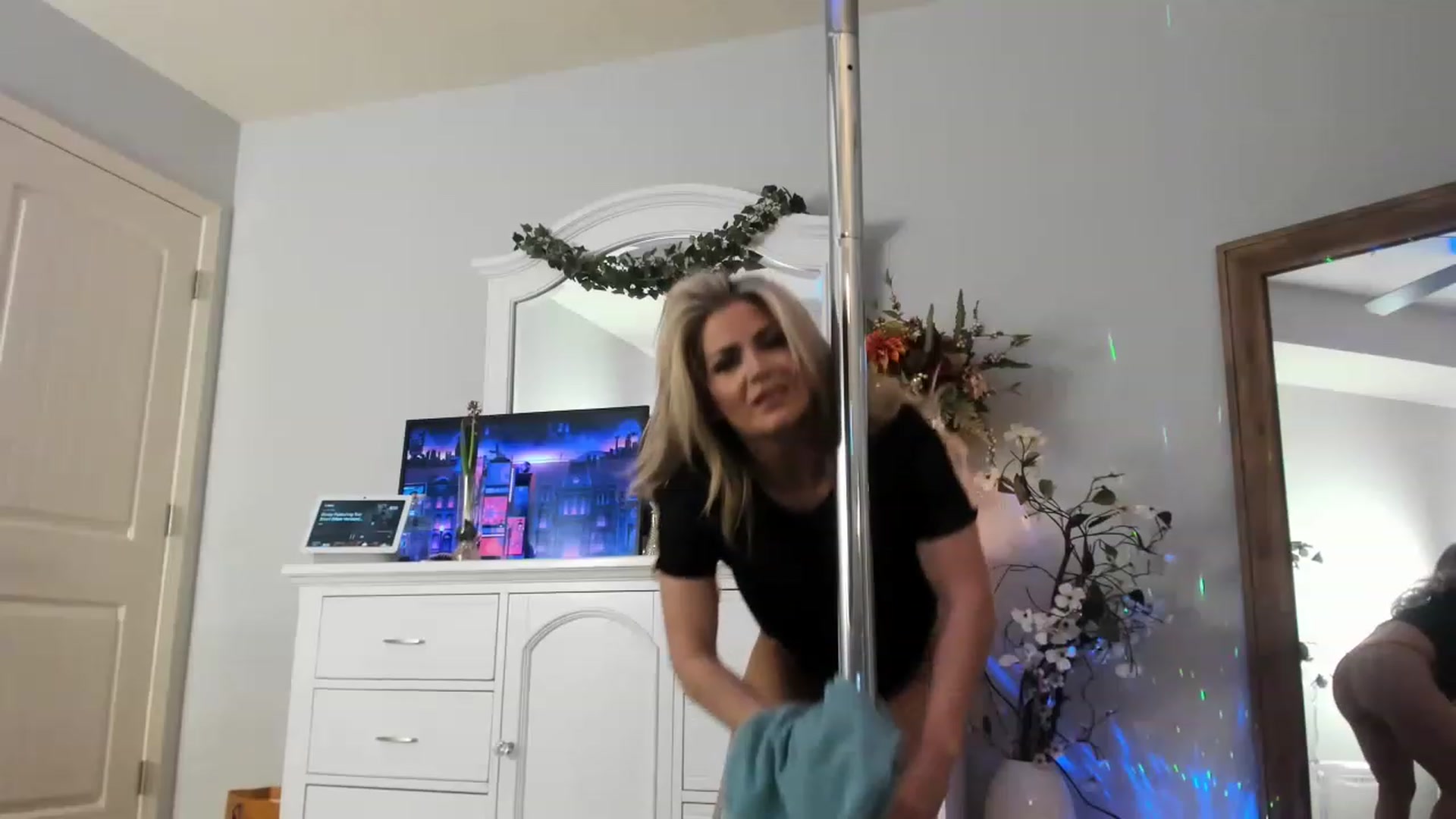 Gallery image thumbnail from MsMarilyn's myfreecams stream on, 03/23/2023, 19:57 image 2 of 20