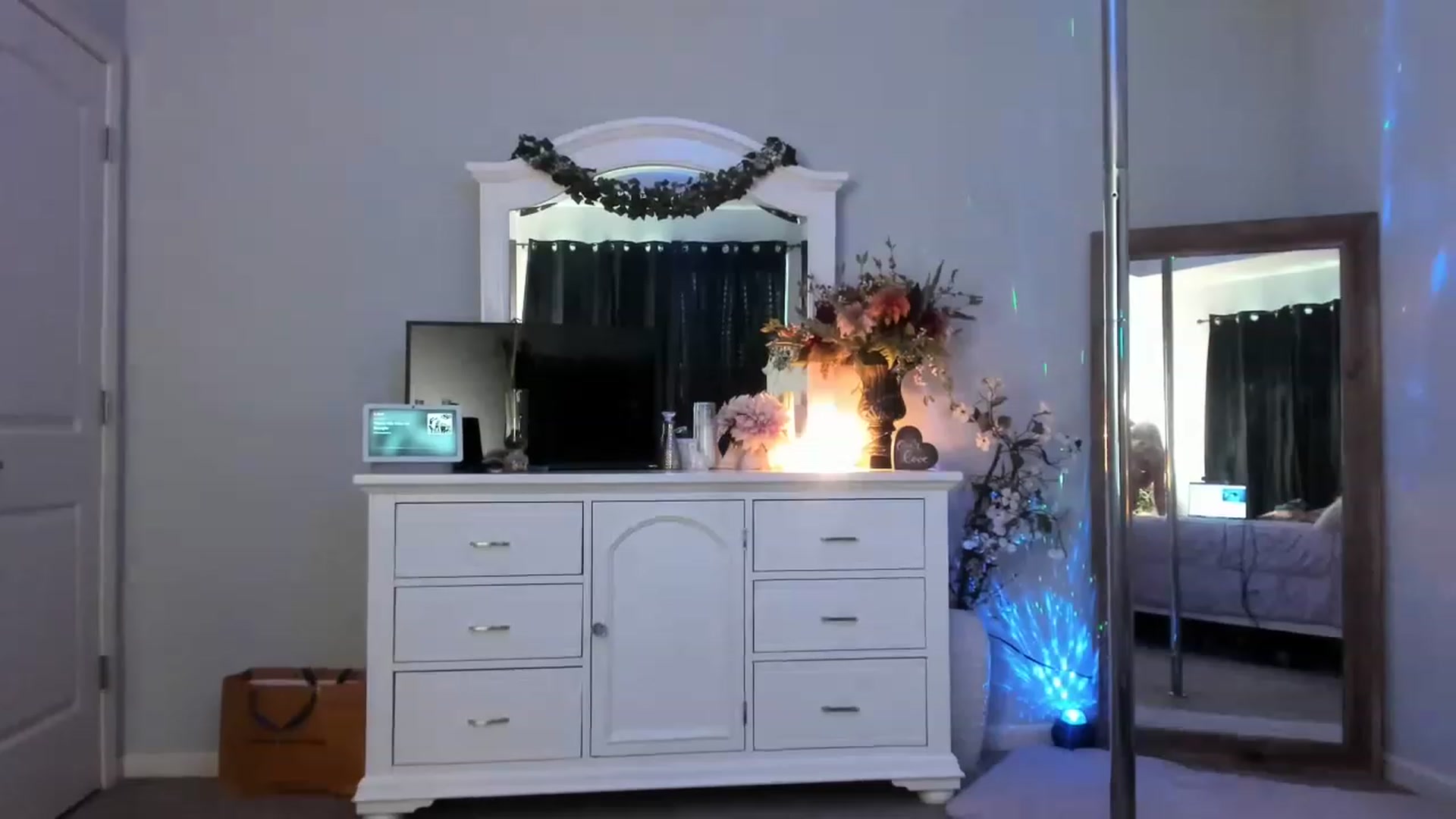 Gallery image thumbnail from MsMarilyn's myfreecams stream on, 03/23/2023, 19:57 image 20 of 20
