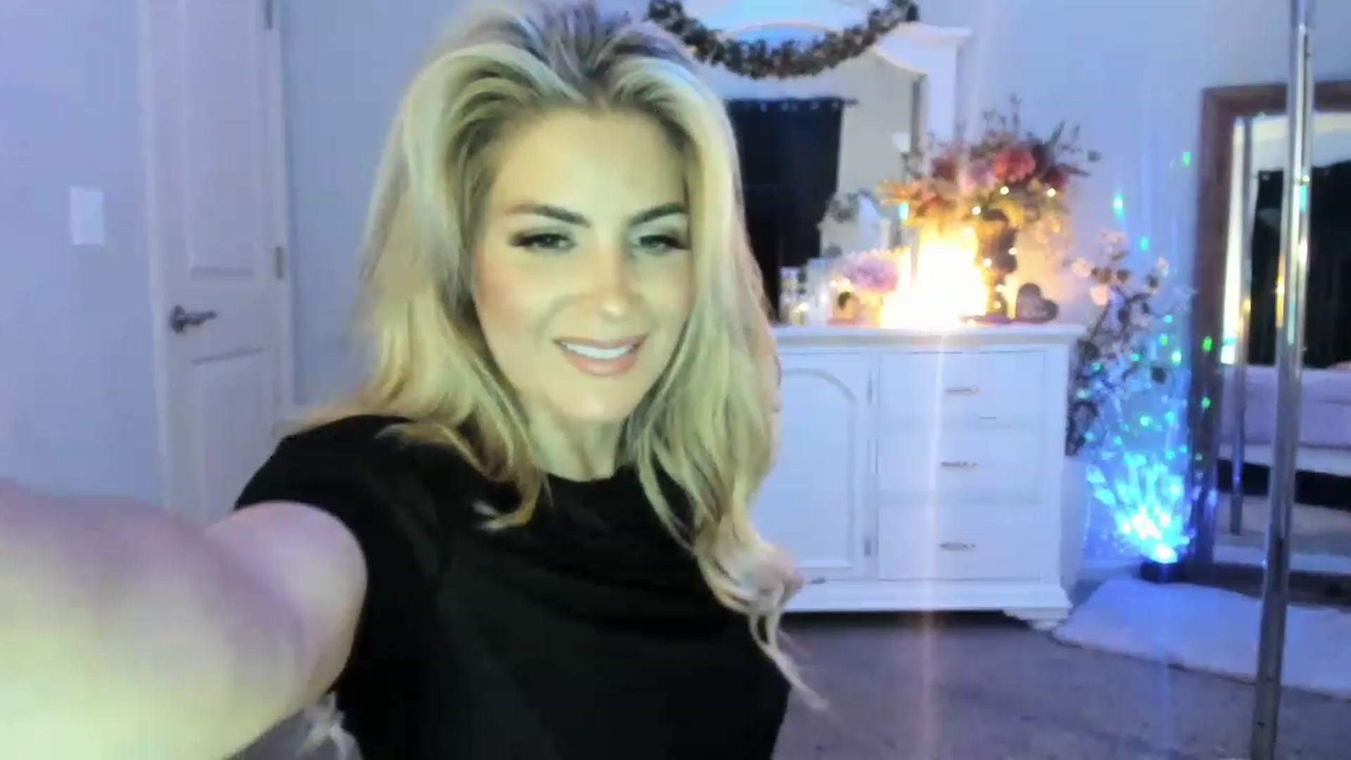 Gallery image thumbnail from MsMarilyn's myfreecams stream on, 03/24/2023, 17:07 image 9 of 20