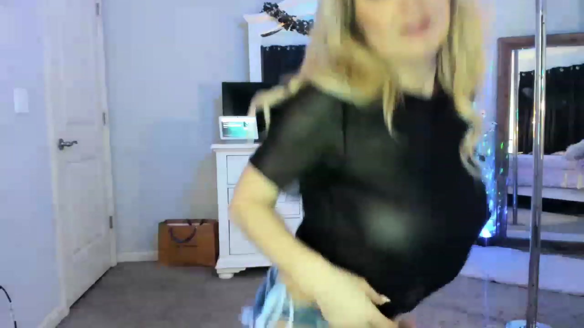 Gallery image thumbnail from MsMarilyn's myfreecams stream on, 03/24/2023, 17:07 image 7 of 20