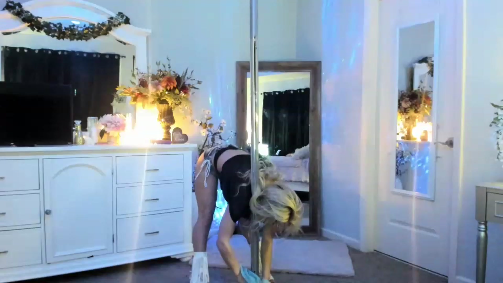 Gallery image thumbnail from MsMarilyn's myfreecams stream on, 03/24/2023, 17:07 image 14 of 20
