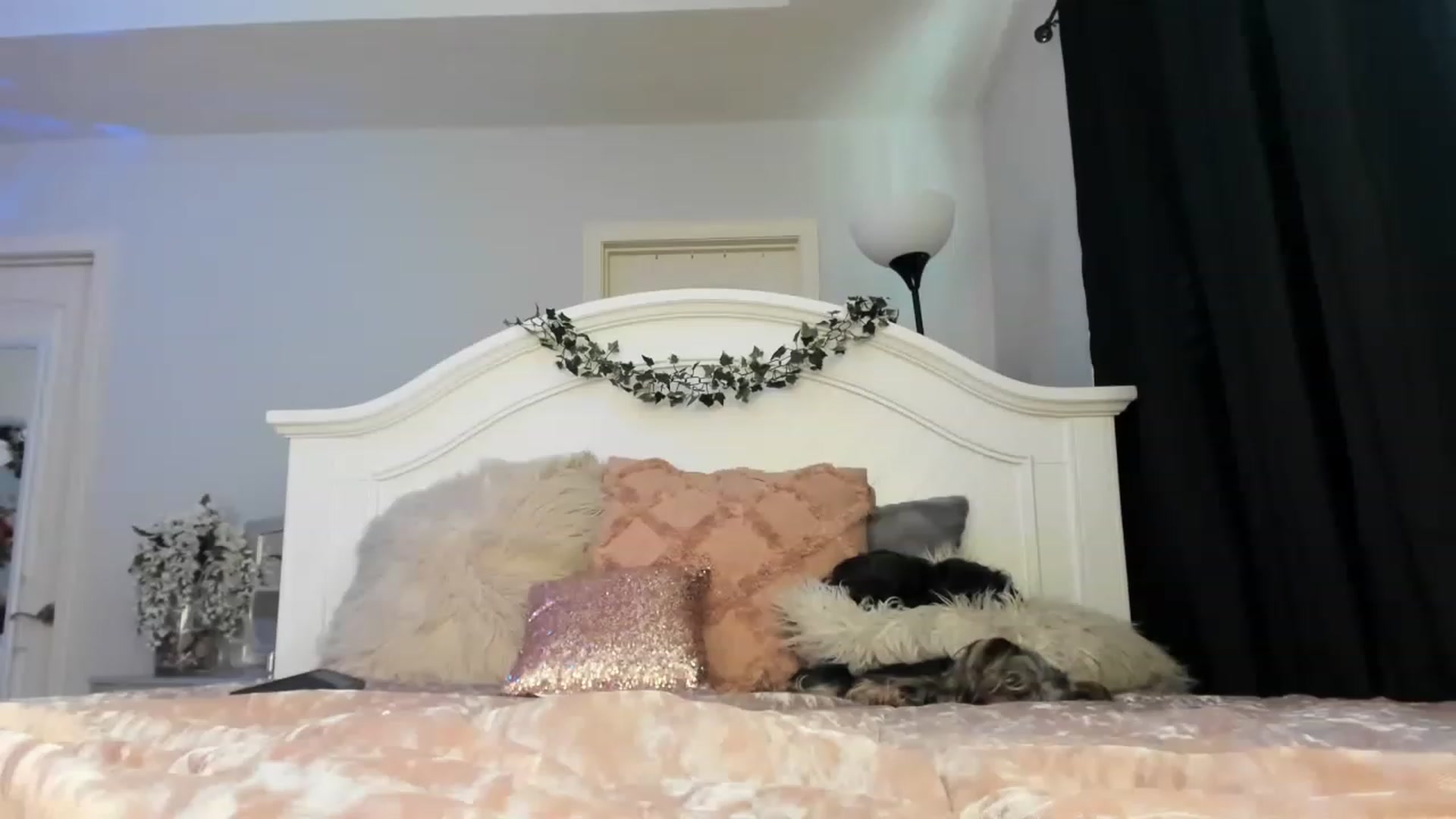 Gallery image thumbnail from MsMarilyn's myfreecams stream on, 03/29/2023, 19:08 image 15 of 20