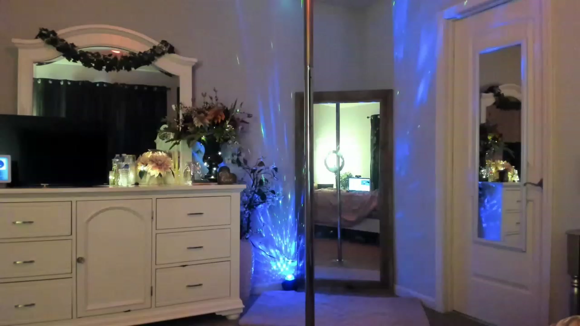 Gallery image thumbnail from MsMarilyn's myfreecams stream on, 03/31/2023, 21:15 image 5 of 20
