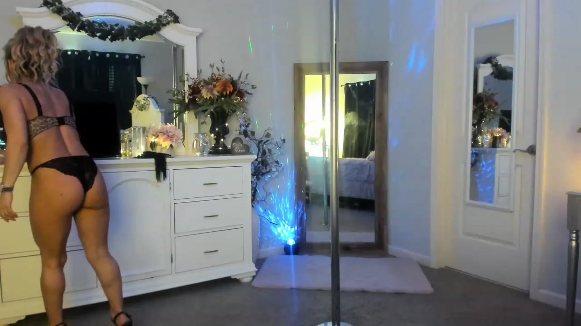 Gallery image thumbnail from MsMarilyn's myfreecams stream on, 04/03/2023, 20:29 image 9 of 20