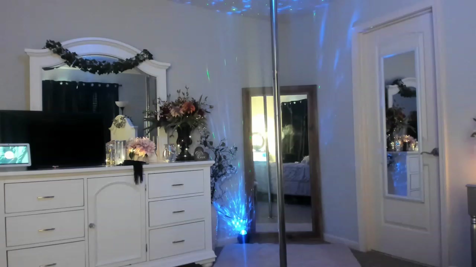 Gallery image thumbnail from MsMarilyn's myfreecams stream on, 04/03/2023, 20:51 image 1 of 20