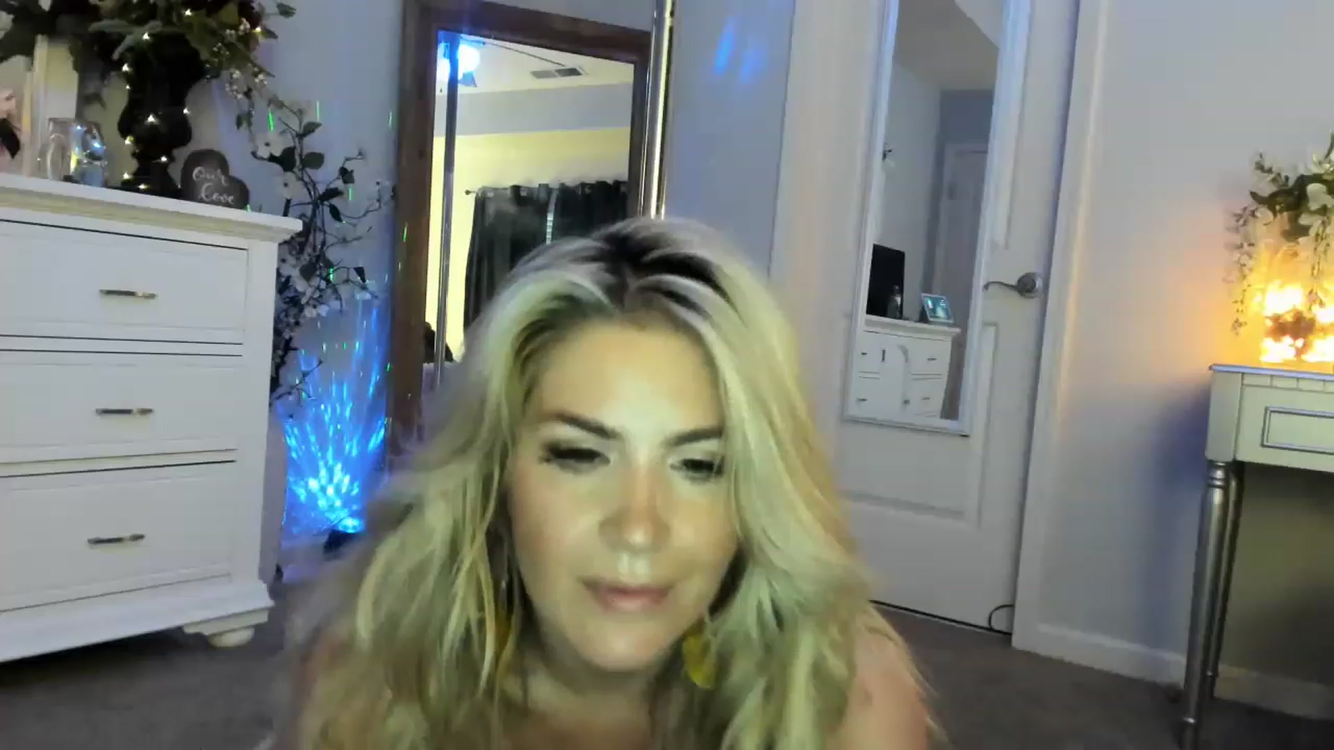 Gallery image thumbnail from MsMarilyn's myfreecams stream on, 04/05/2023, 23:06 image 10 of 20