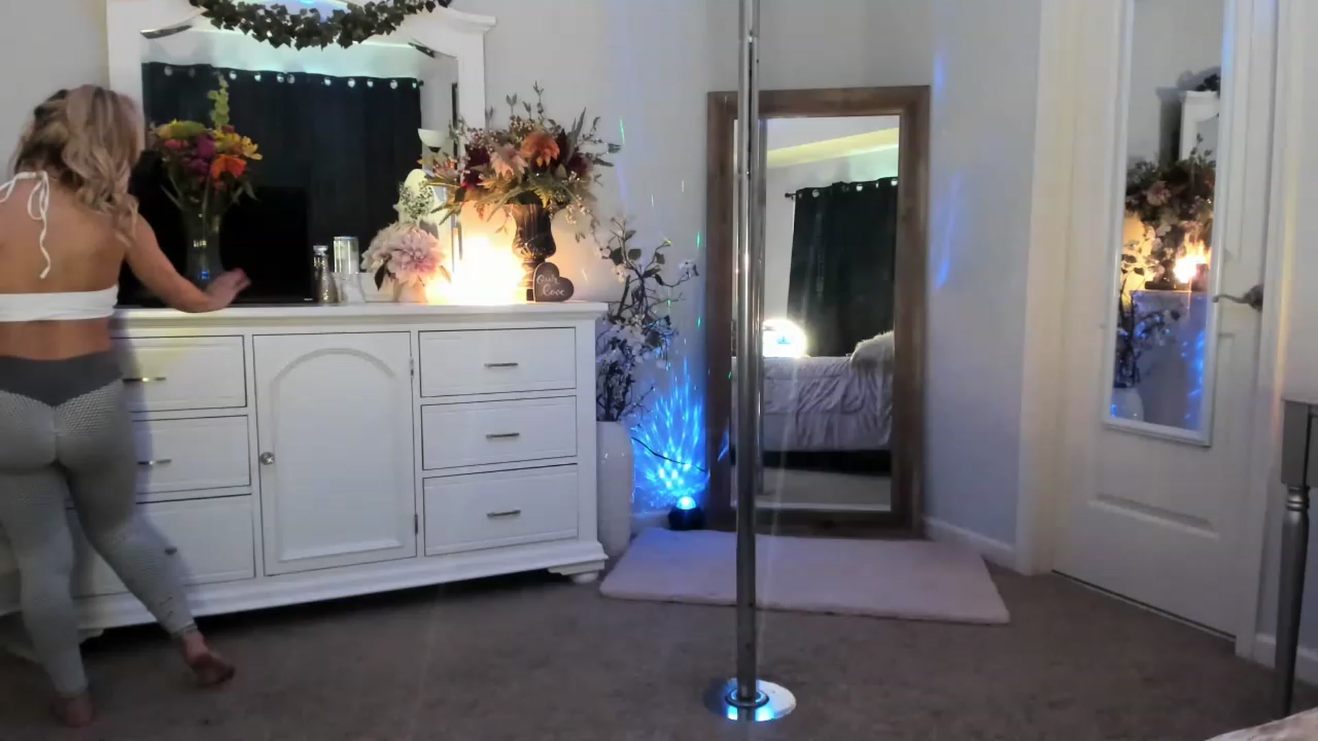Gallery image thumbnail from MsMarilyn's myfreecams stream on, 04/12/2023, 20:12 image 3 of 20