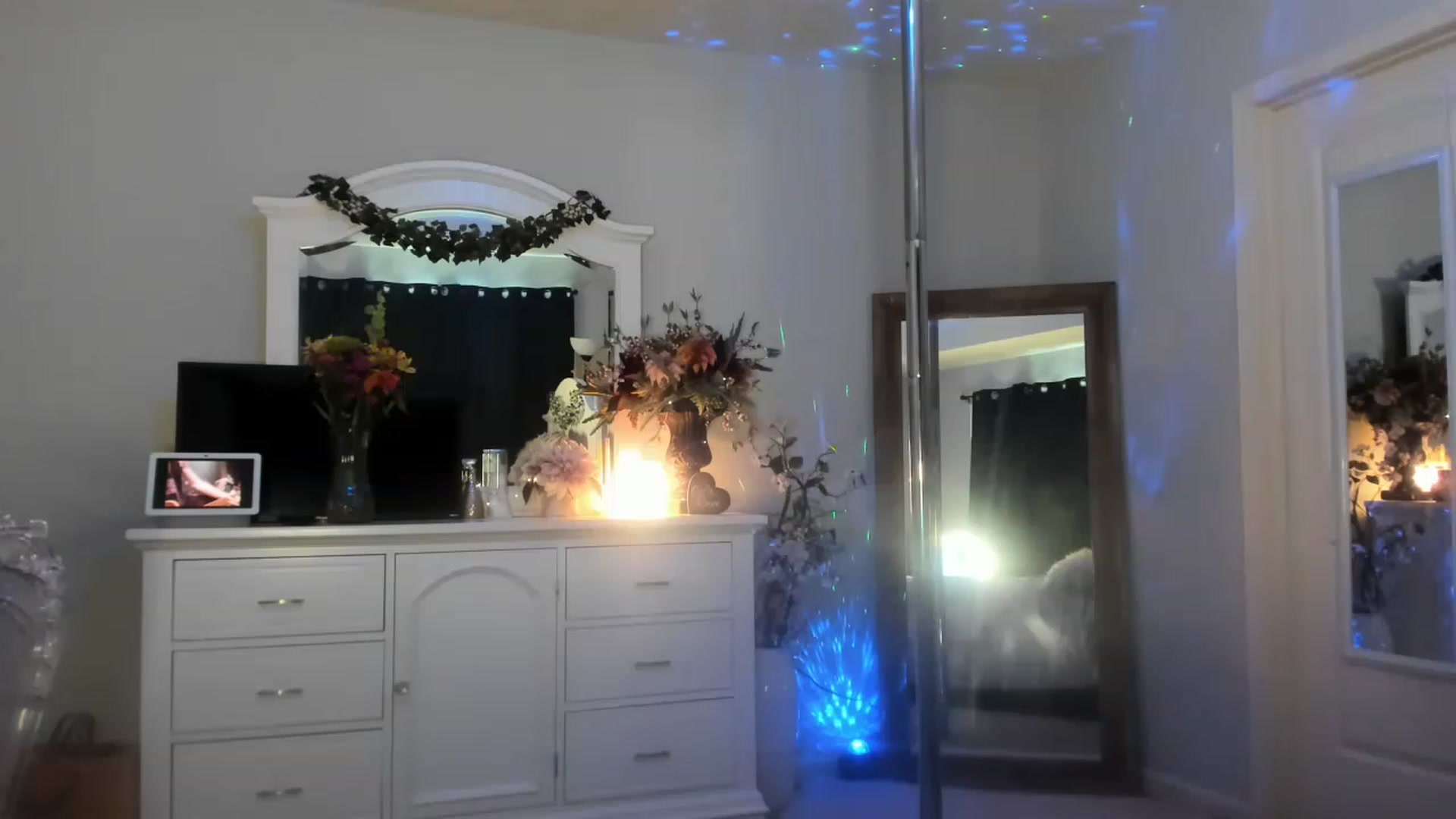 Gallery image thumbnail from MsMarilyn's myfreecams stream on, 04/12/2023, 20:43 image 17 of 20