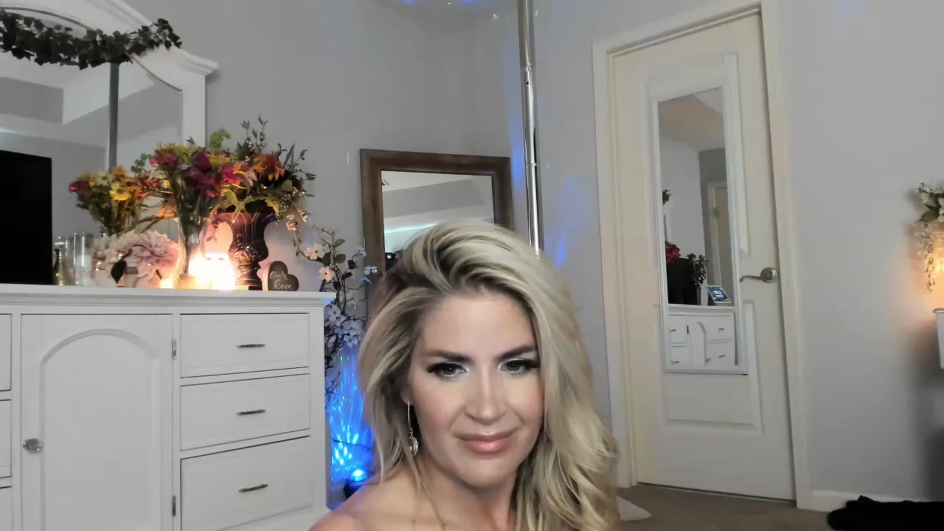 Gallery image thumbnail from MsMarilyn's myfreecams stream on, 04/17/2023, 20:53 image 10 of 20