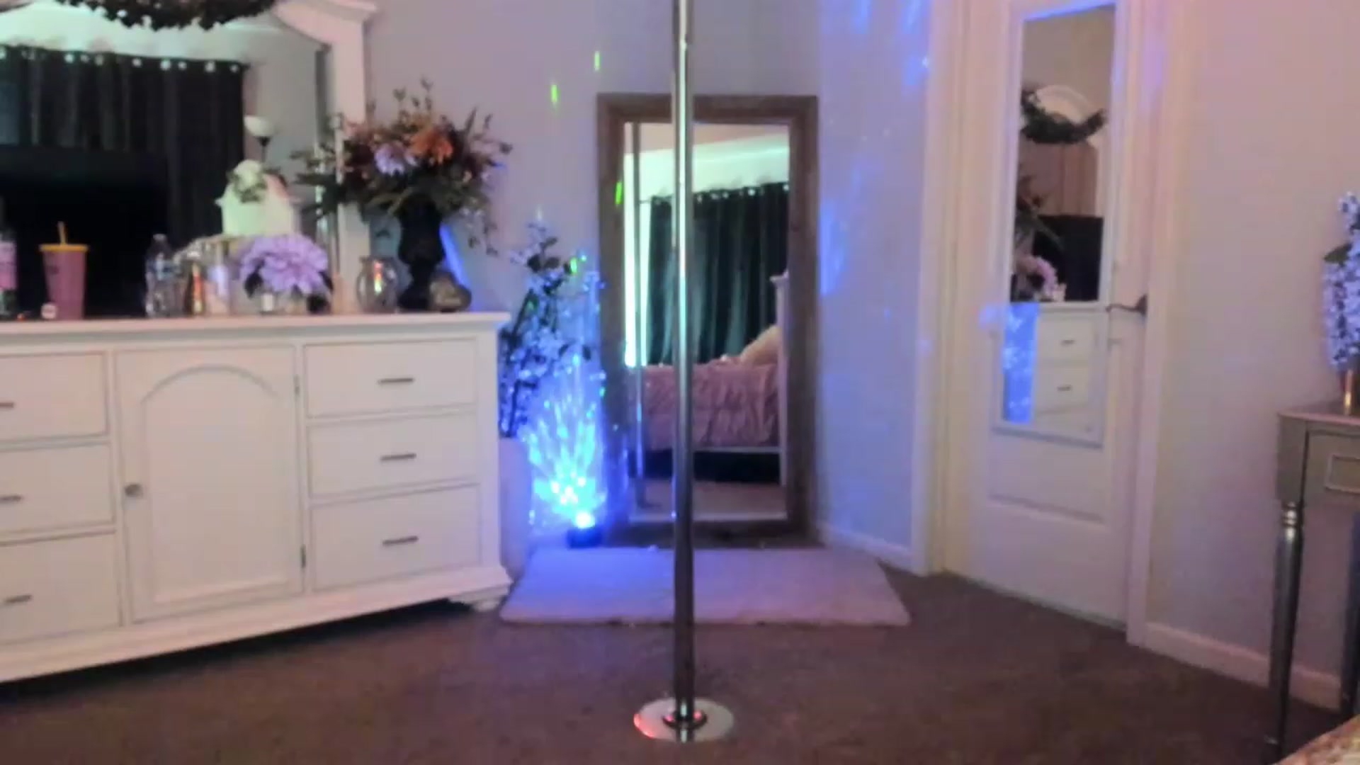 Gallery image thumbnail from MsMarilyn's myfreecams stream on, 04/22/2023, 21:56 image 7 of 20