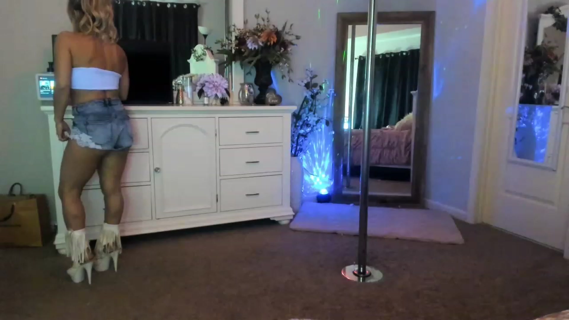 Gallery image thumbnail from MsMarilyn's myfreecams stream on, 04/22/2023, 21:56 image 11 of 20
