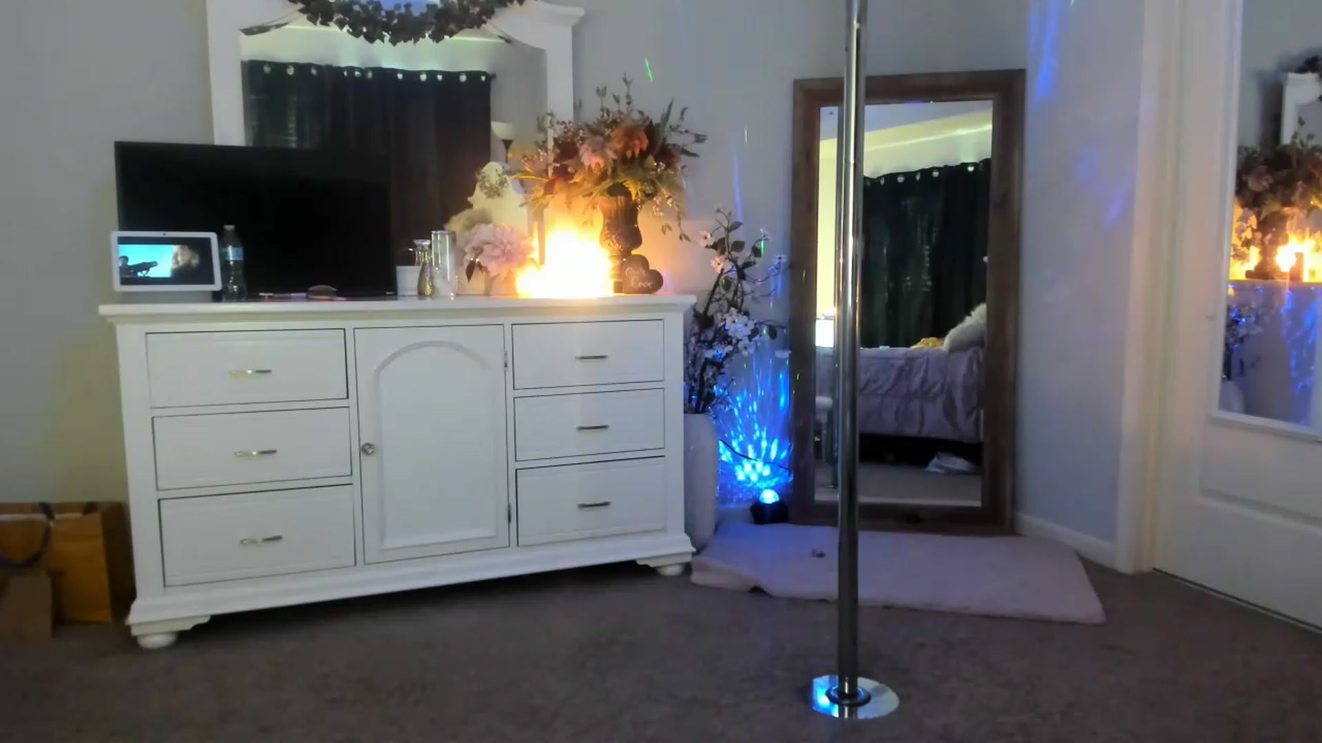 Gallery image thumbnail from MsMarilyn's myfreecams stream on, 04/25/2023, 22:35 image 6 of 20