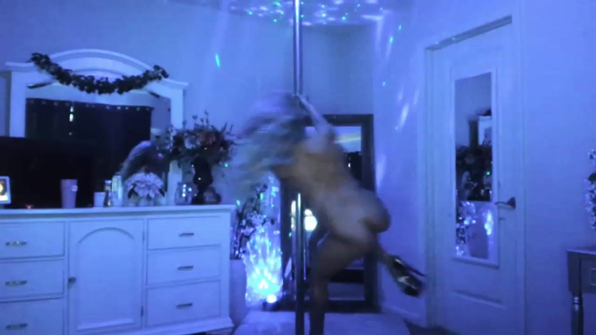 Gallery image thumbnail from MsMarilyn's myfreecams stream on, 04/27/2023, 22:45 image 2 of 20