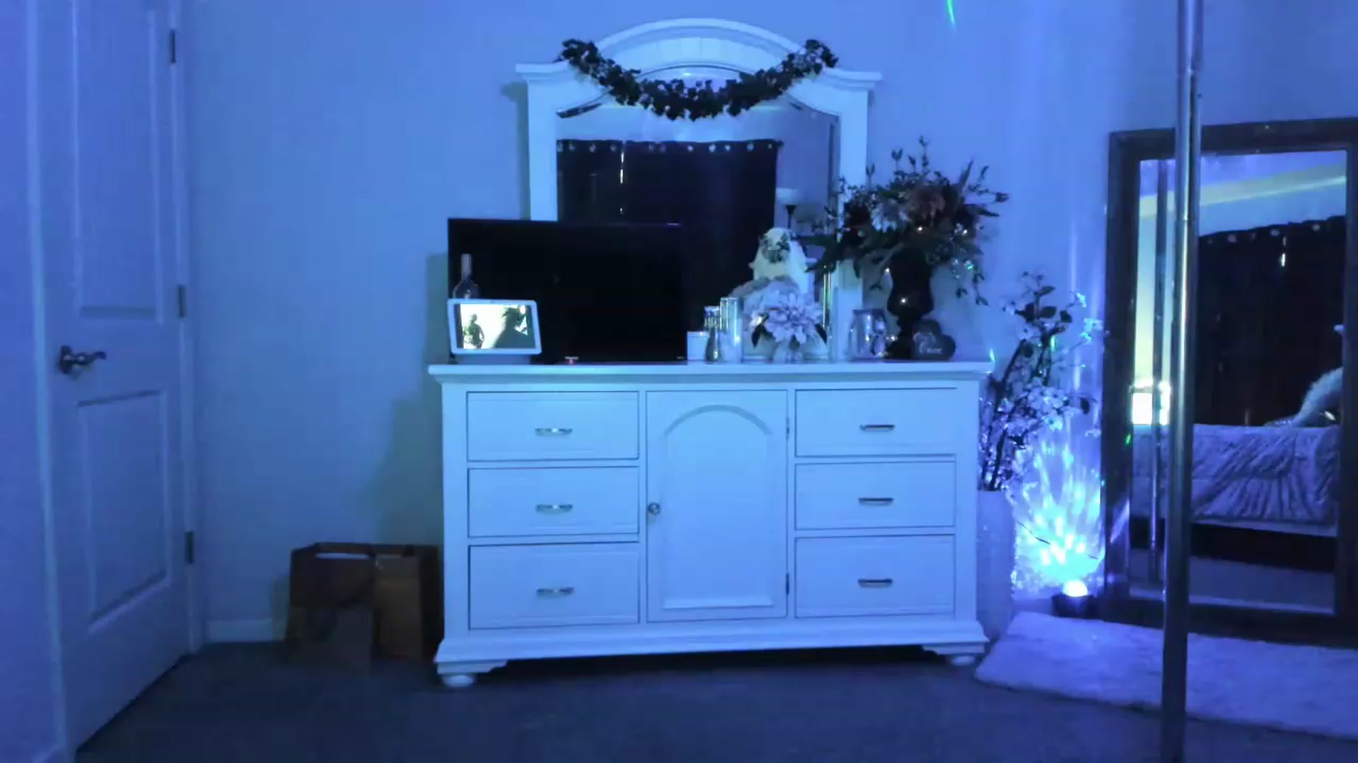 Gallery image thumbnail from MsMarilyn's myfreecams stream on, 04/27/2023, 22:45 image 8 of 20