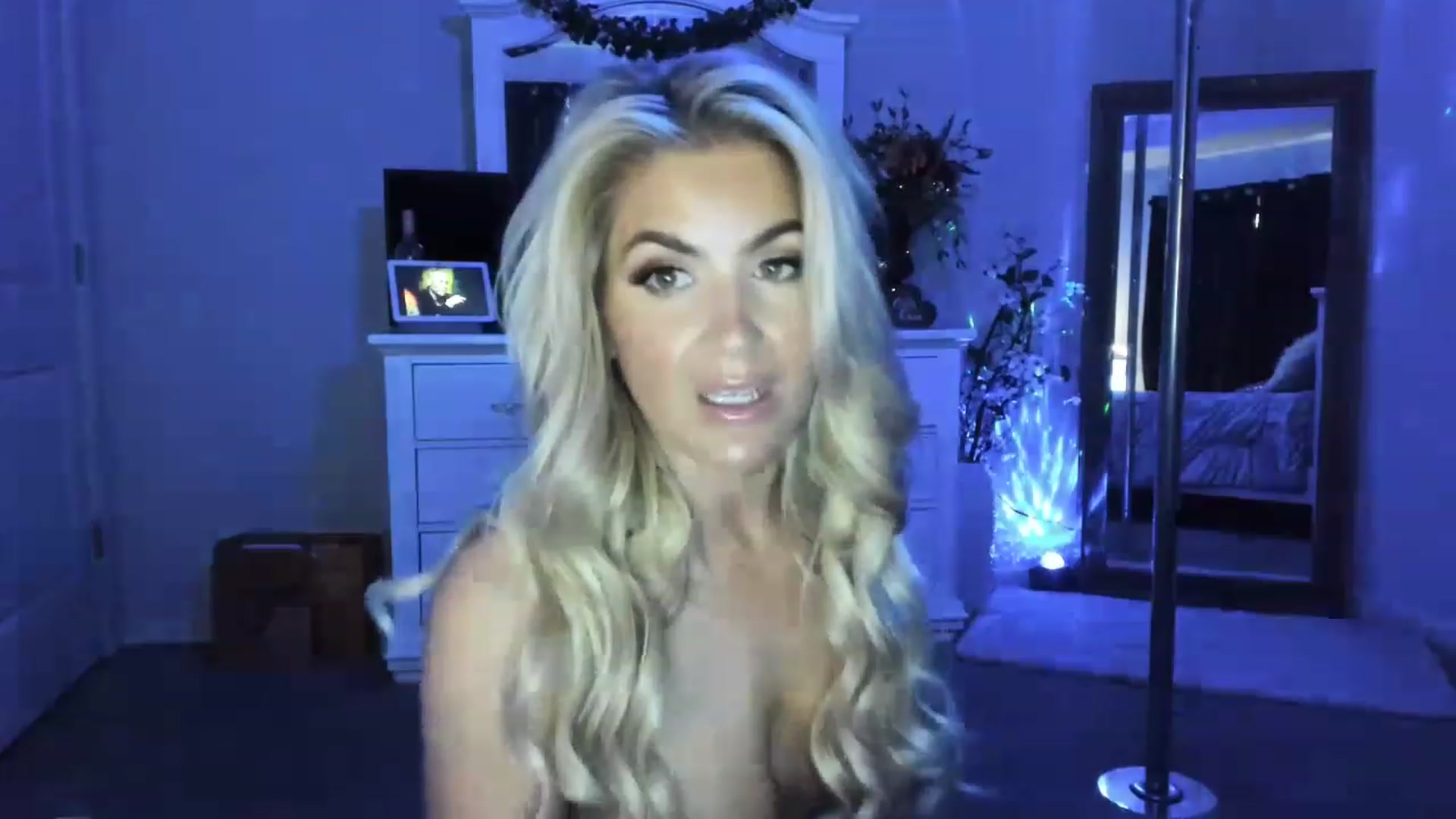 Gallery image thumbnail from MsMarilyn's myfreecams stream on, 04/27/2023, 22:45 image 9 of 20