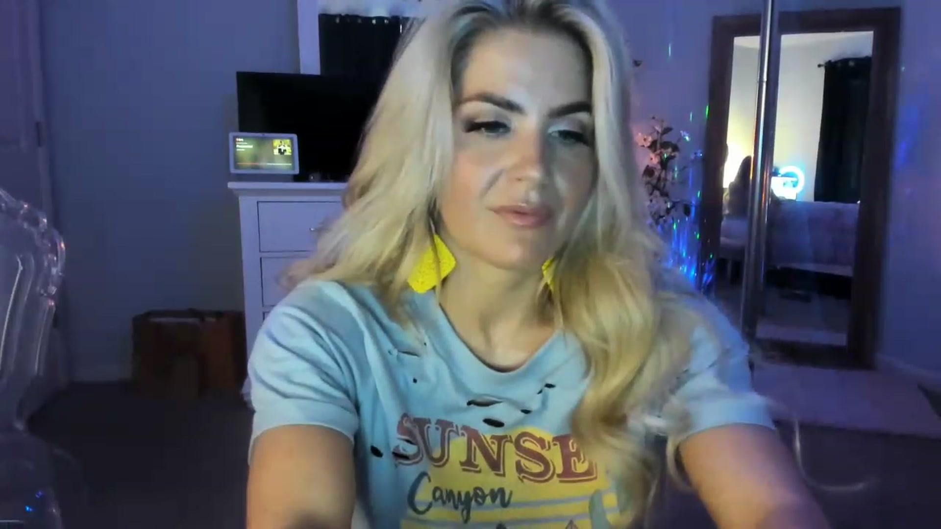 Gallery image thumbnail from MsMarilyn's myfreecams stream on, 05/03/2023, 21:09 image 7 of 20