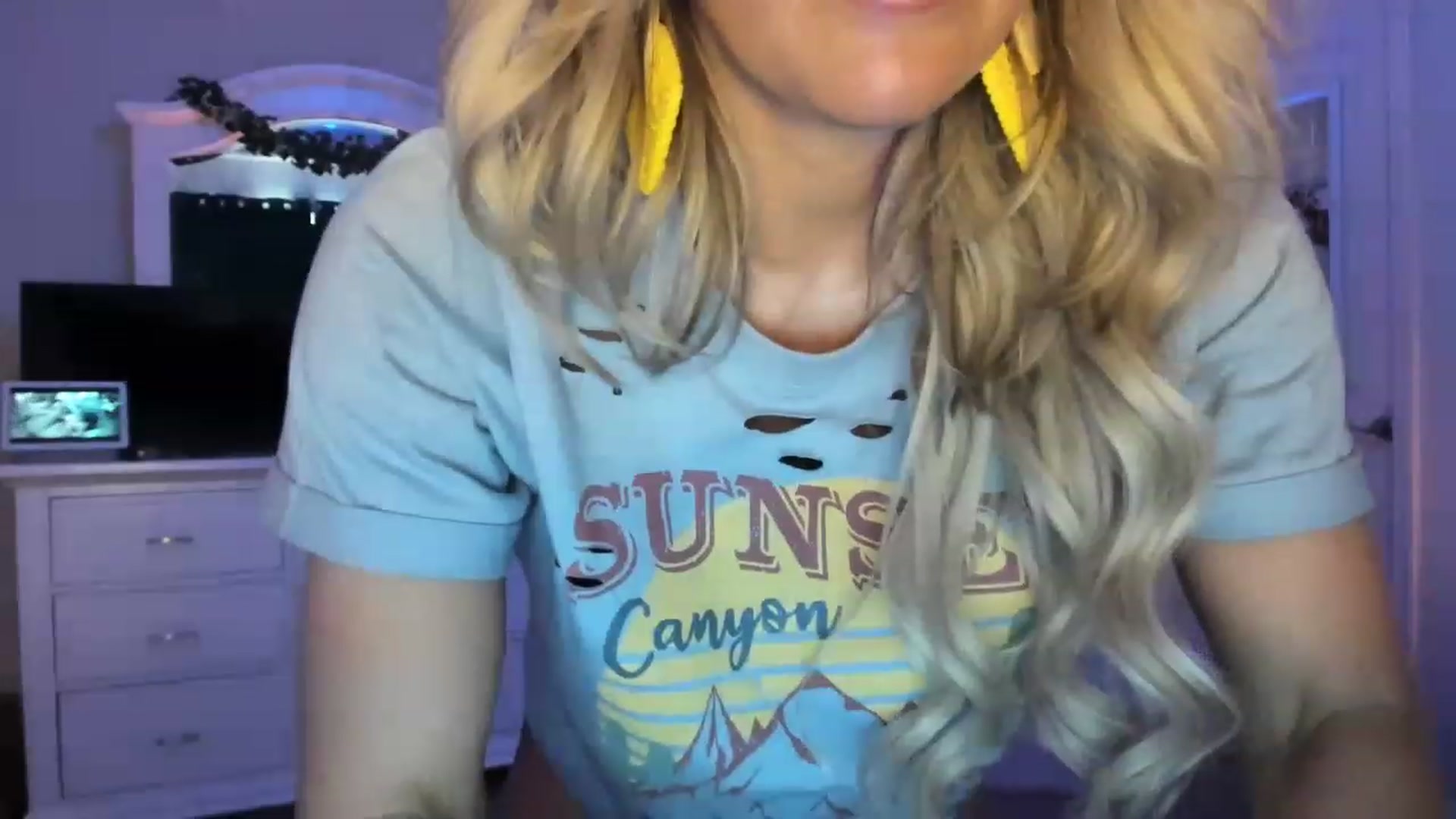 Gallery image thumbnail from MsMarilyn's myfreecams stream on, 05/03/2023, 21:09 image 11 of 20