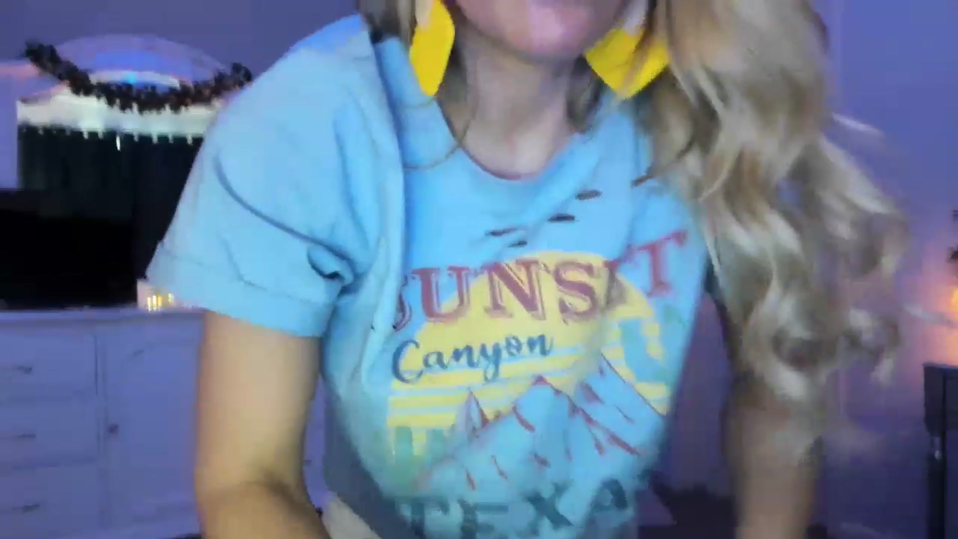 Gallery image thumbnail from MsMarilyn's myfreecams stream on, 05/03/2023, 21:09 image 9 of 20
