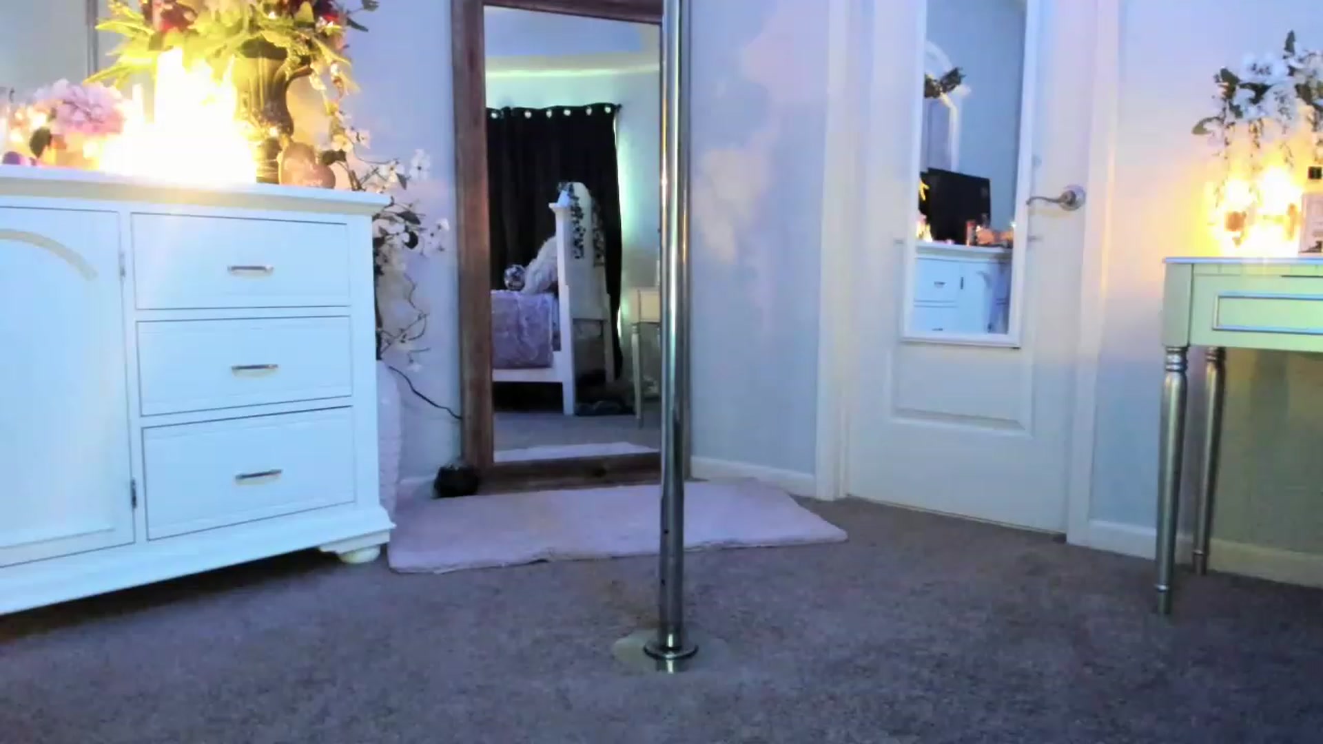 Gallery image thumbnail from MsMarilyn's myfreecams stream on, 05/09/2023, 21:31 image 10 of 20