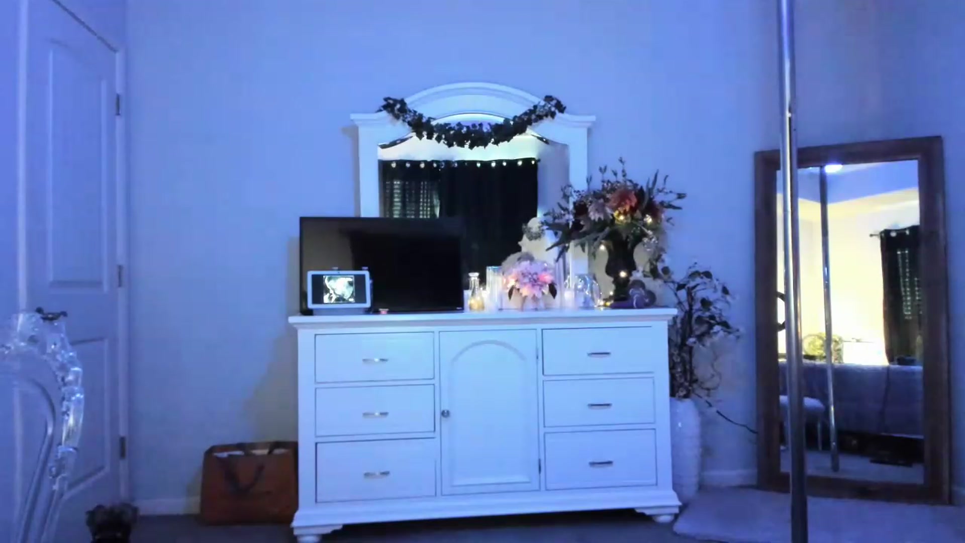 Gallery image thumbnail from MsMarilyn's myfreecams stream on, 05/15/2023, 21:41 image 17 of 20