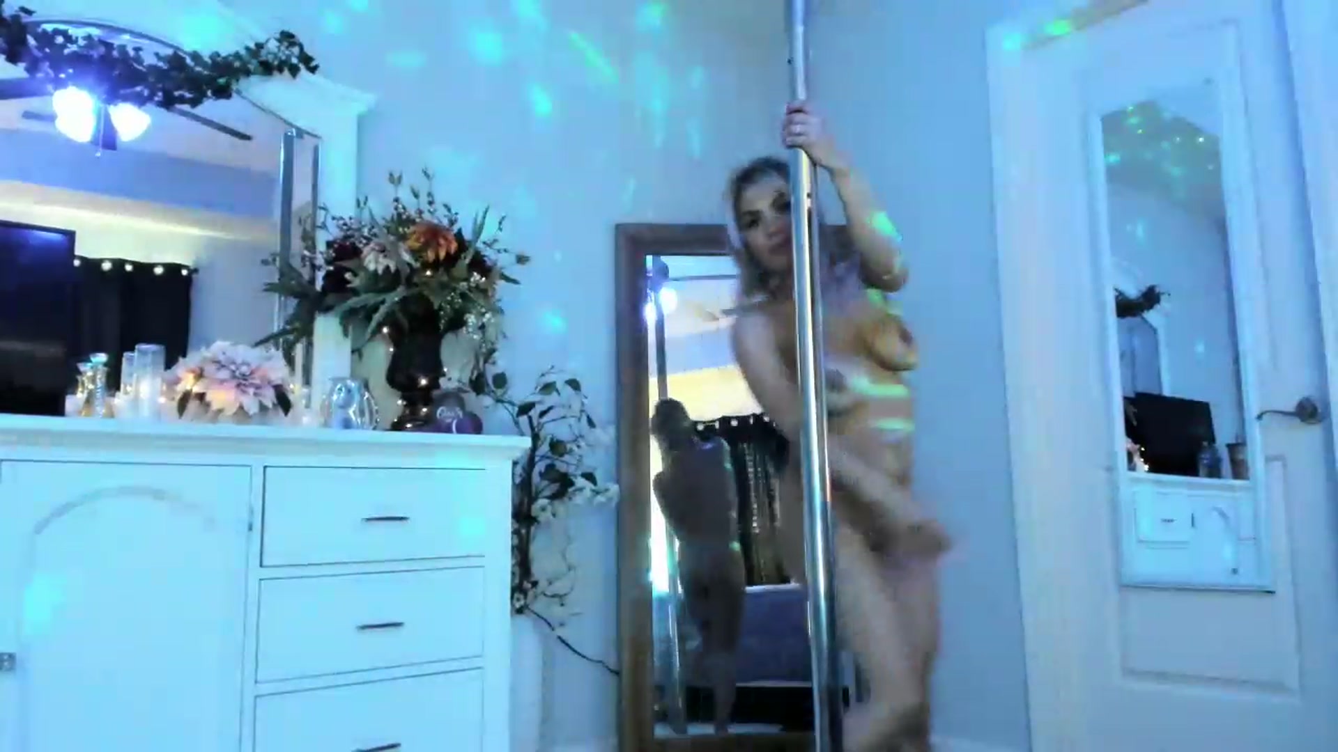 Gallery image thumbnail from MsMarilyn's myfreecams stream on, 05/15/2023, 21:41 image 12 of 20