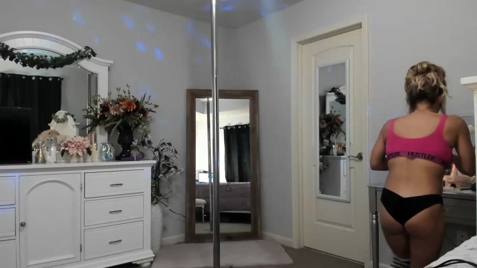 Gallery image thumbnail from MsMarilyn's myfreecams stream on, 05/15/2023, 21:41 image 4 of 20