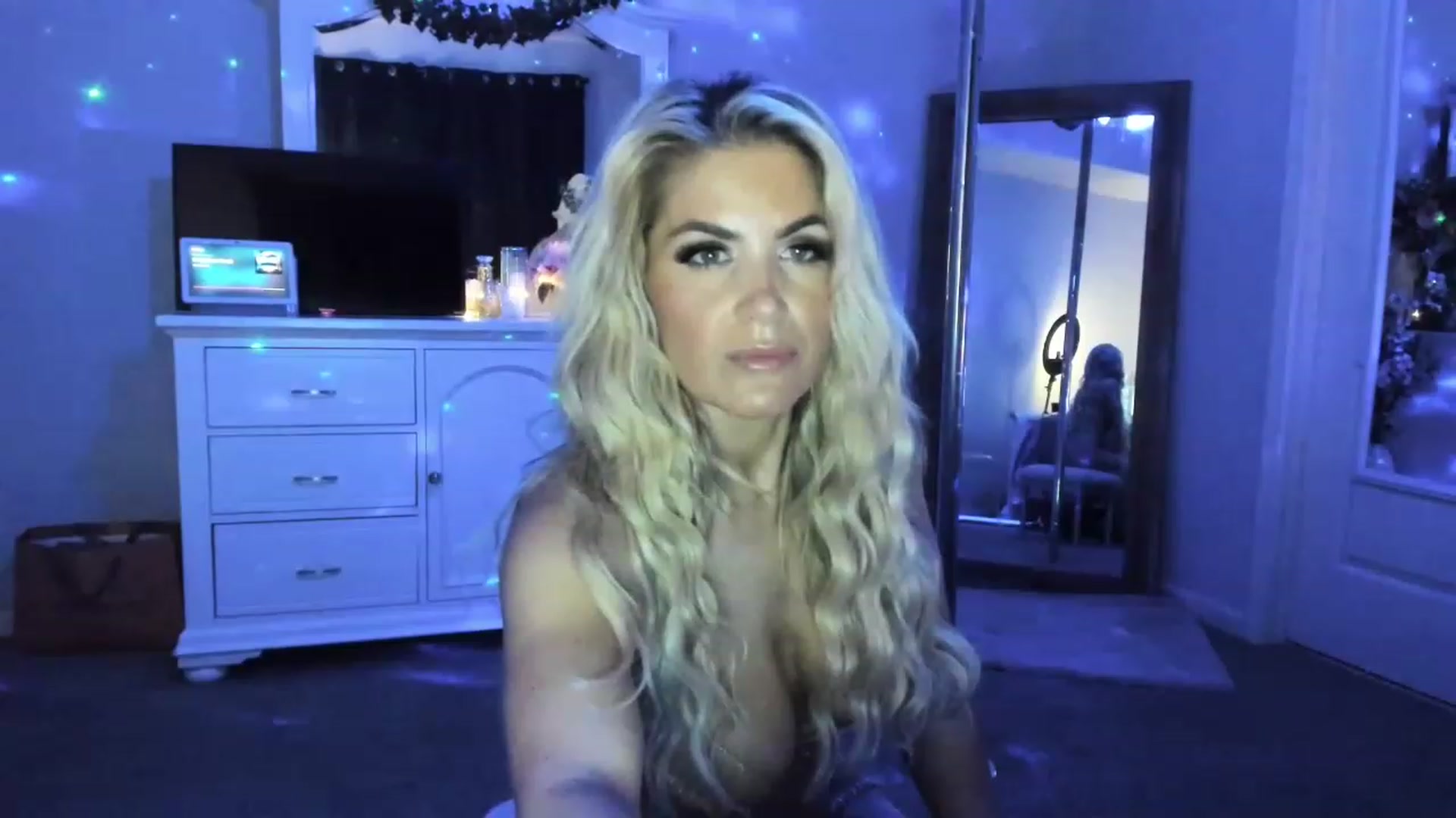 Gallery image thumbnail from MsMarilyn's myfreecams stream on, 05/16/2023, 20:19 image 15 of 20