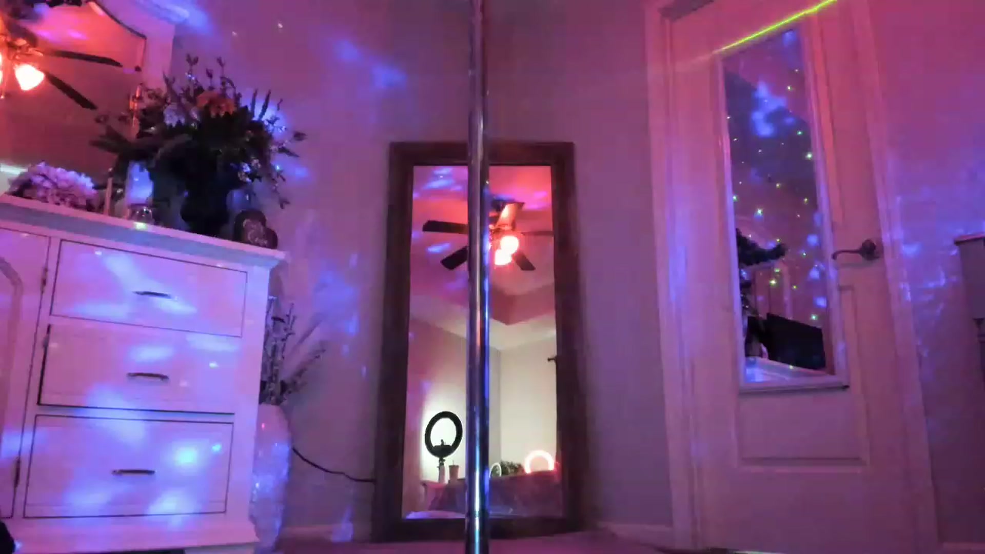 Gallery image thumbnail from MsMarilyn's myfreecams stream on, 05/18/2023, 22:12 image 17 of 20