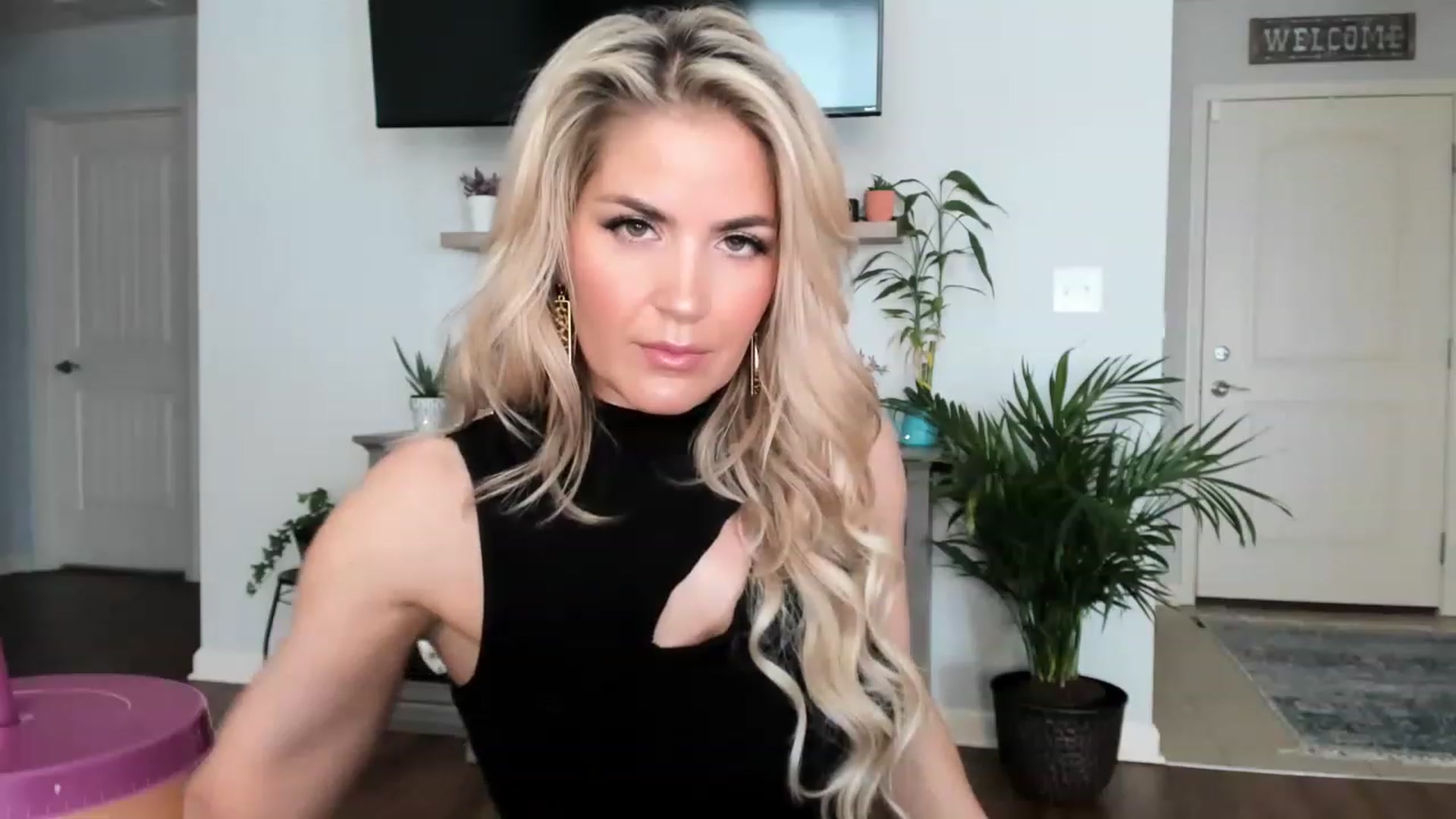 Gallery image thumbnail from MsMarilyn's myfreecams stream on, 05/19/2023, 19:26 image 2 of 20