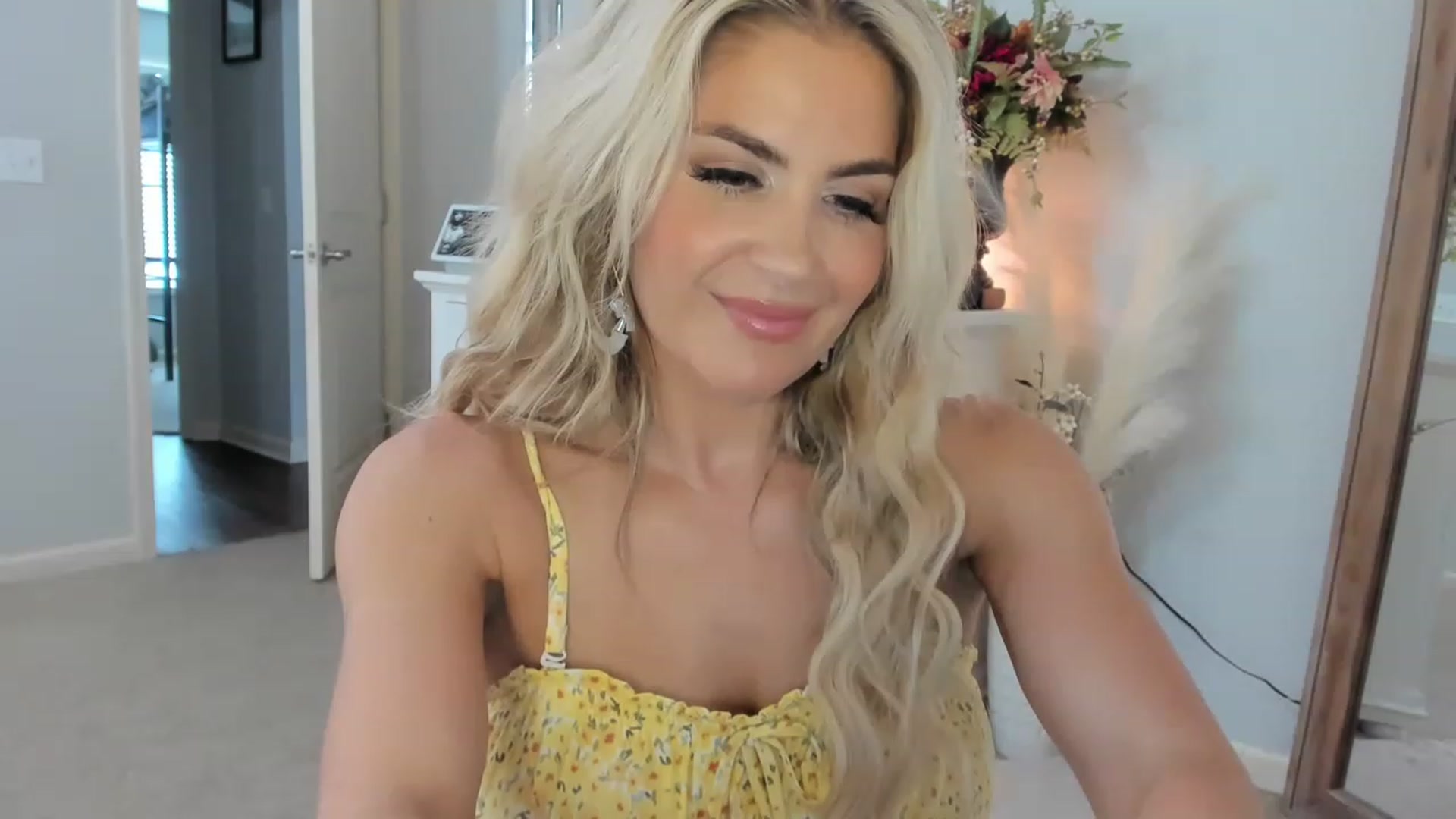 Gallery image thumbnail from MsMarilyn's myfreecams stream on, 06/09/2023, 19:12 image 3 of 20