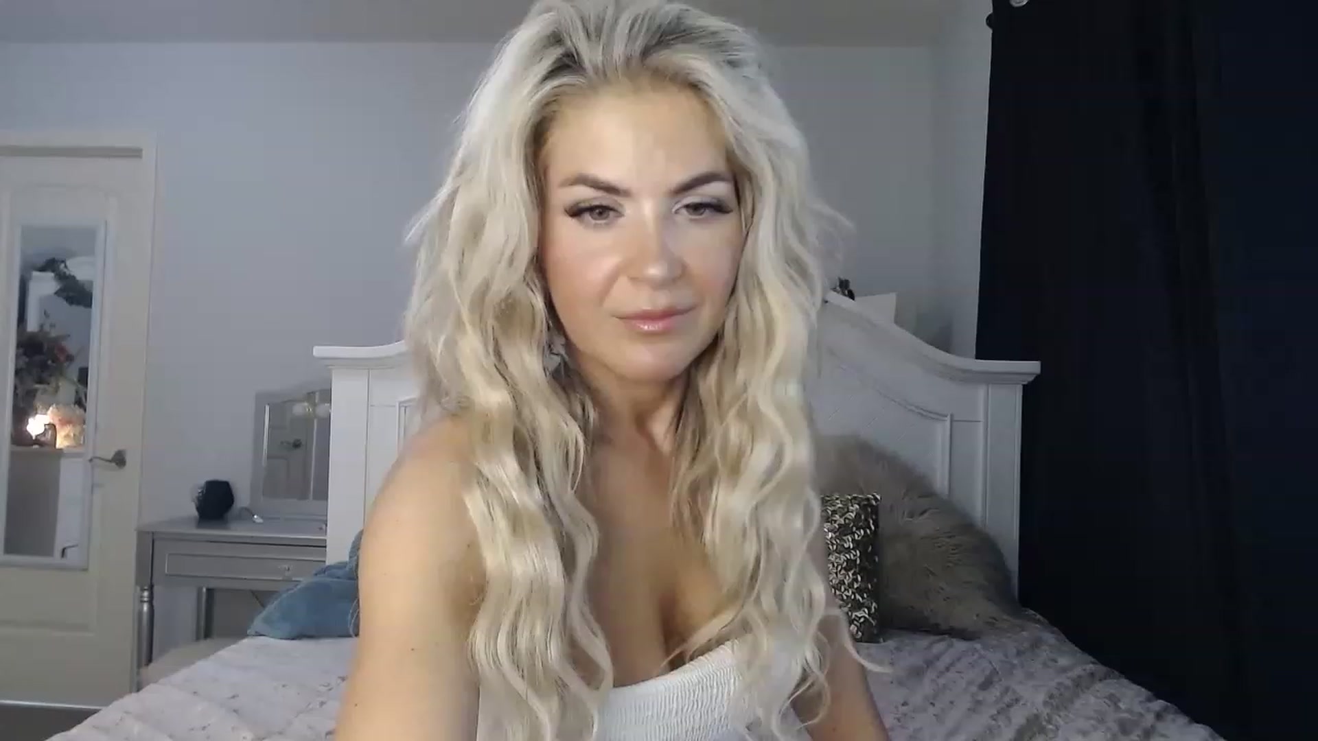 Gallery image thumbnail from MsMarilyn's myfreecams stream on, 06/16/2023, 16:31 image 5 of 20