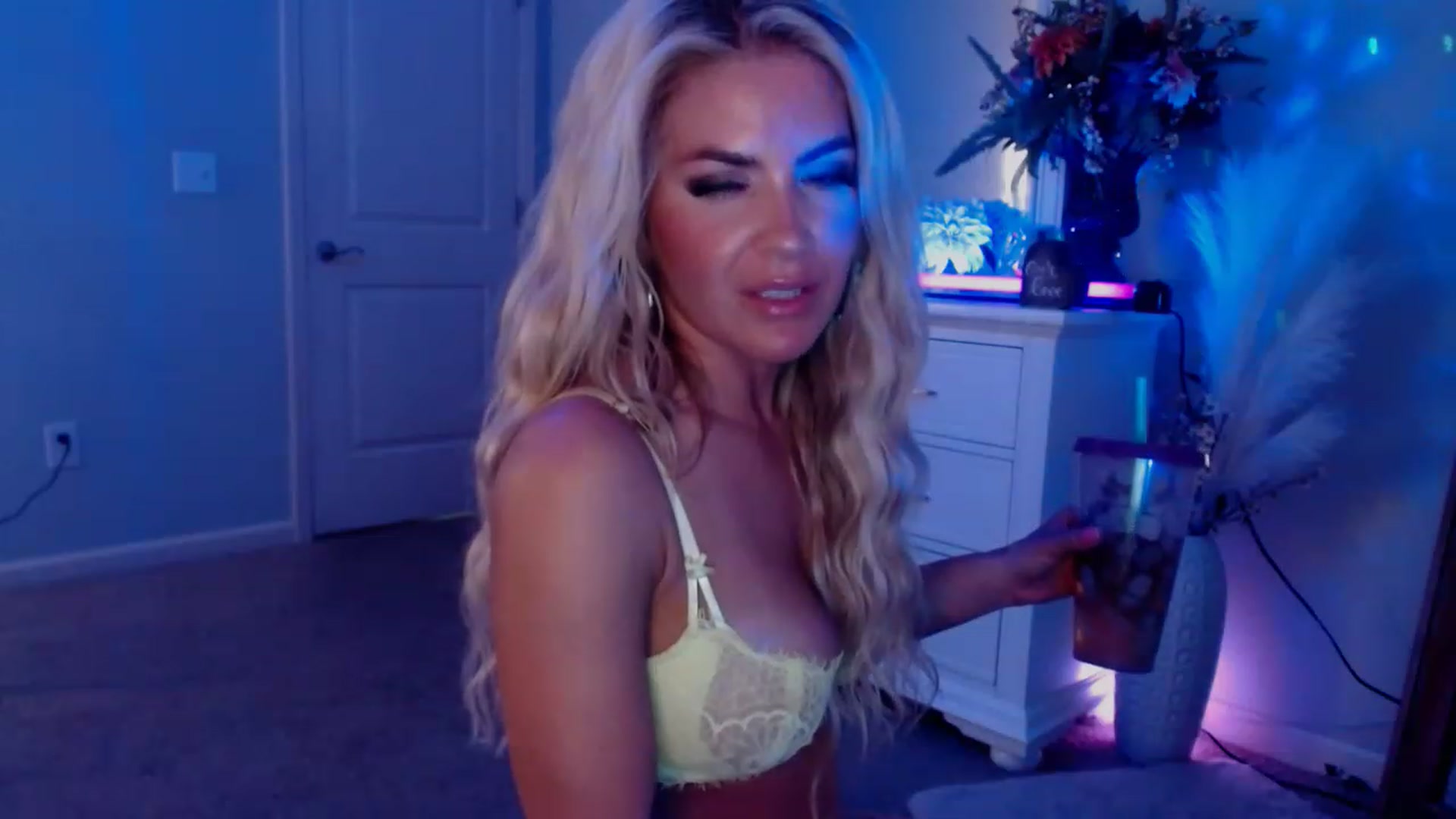 Gallery image thumbnail from MsMarilyn's myfreecams stream on, 06/19/2023, 21:54 image 10 of 20
