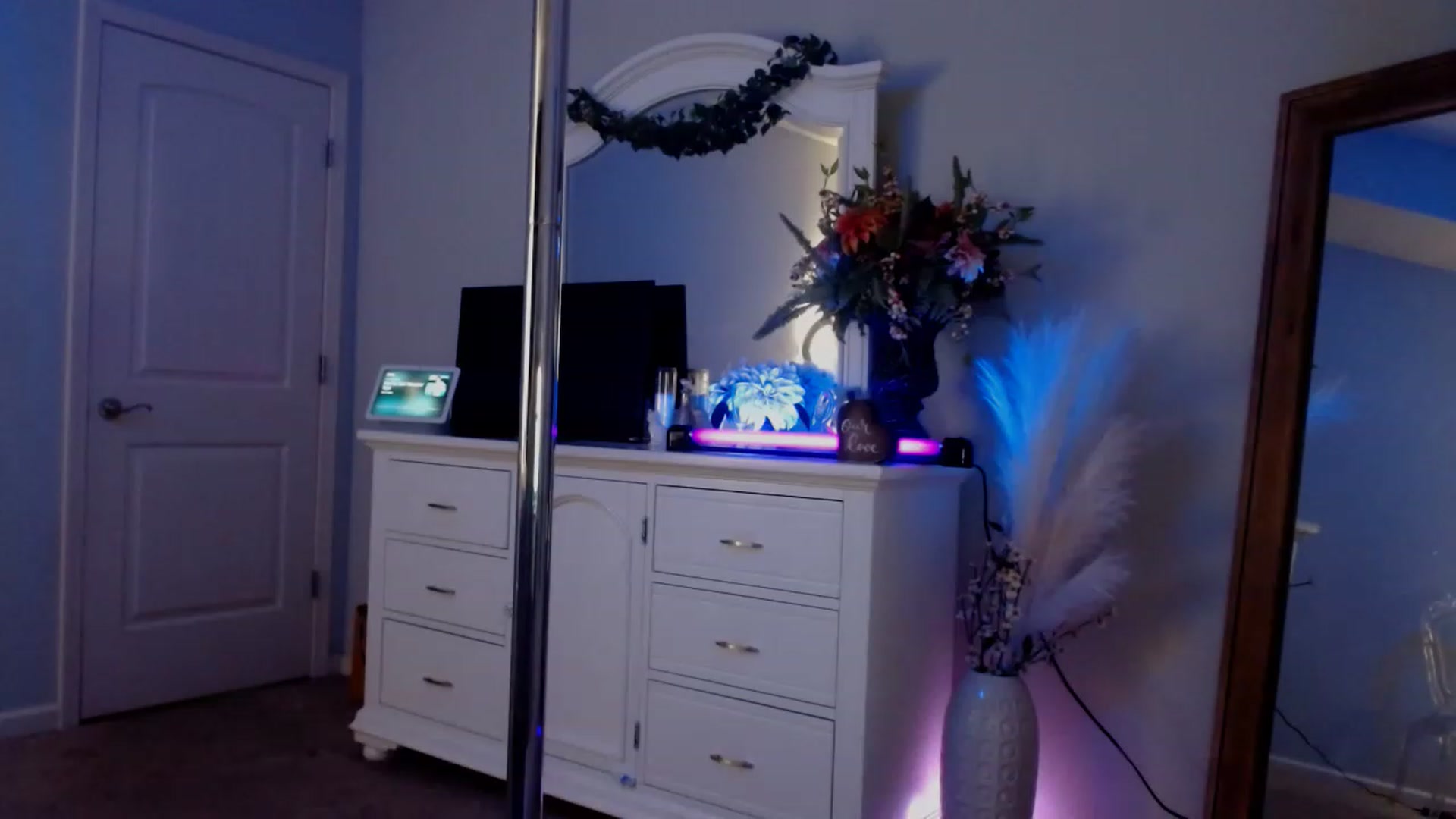 Gallery image thumbnail from MsMarilyn's myfreecams stream on, 06/19/2023, 21:54 image 5 of 20